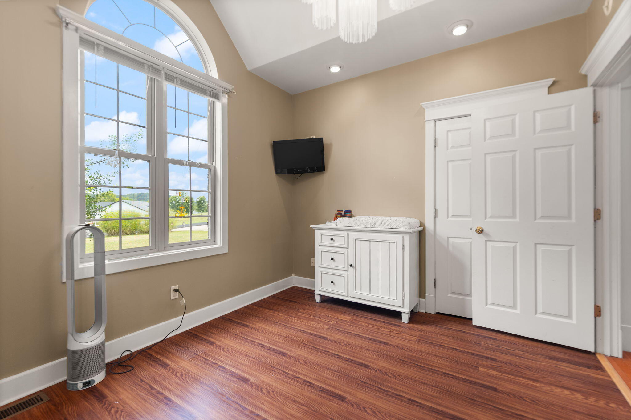 Irvine, Kentucky 40336, United States, 4 Bedrooms Bedrooms, ,4 BathroomsBathrooms,Residential,Pending,173322