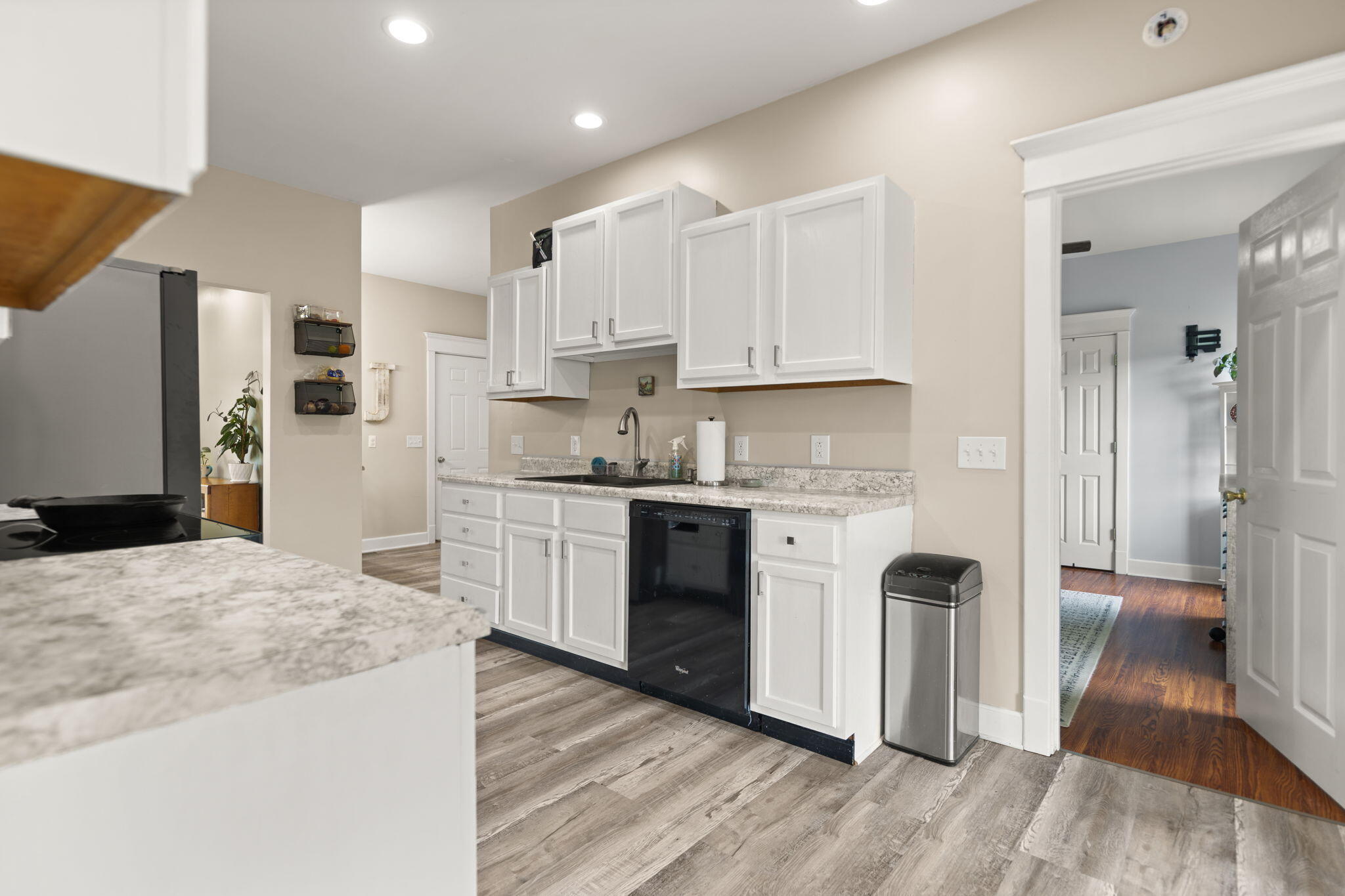 Irvine, Kentucky 40336, United States, 4 Bedrooms Bedrooms, ,4 BathroomsBathrooms,Residential,Pending,173322