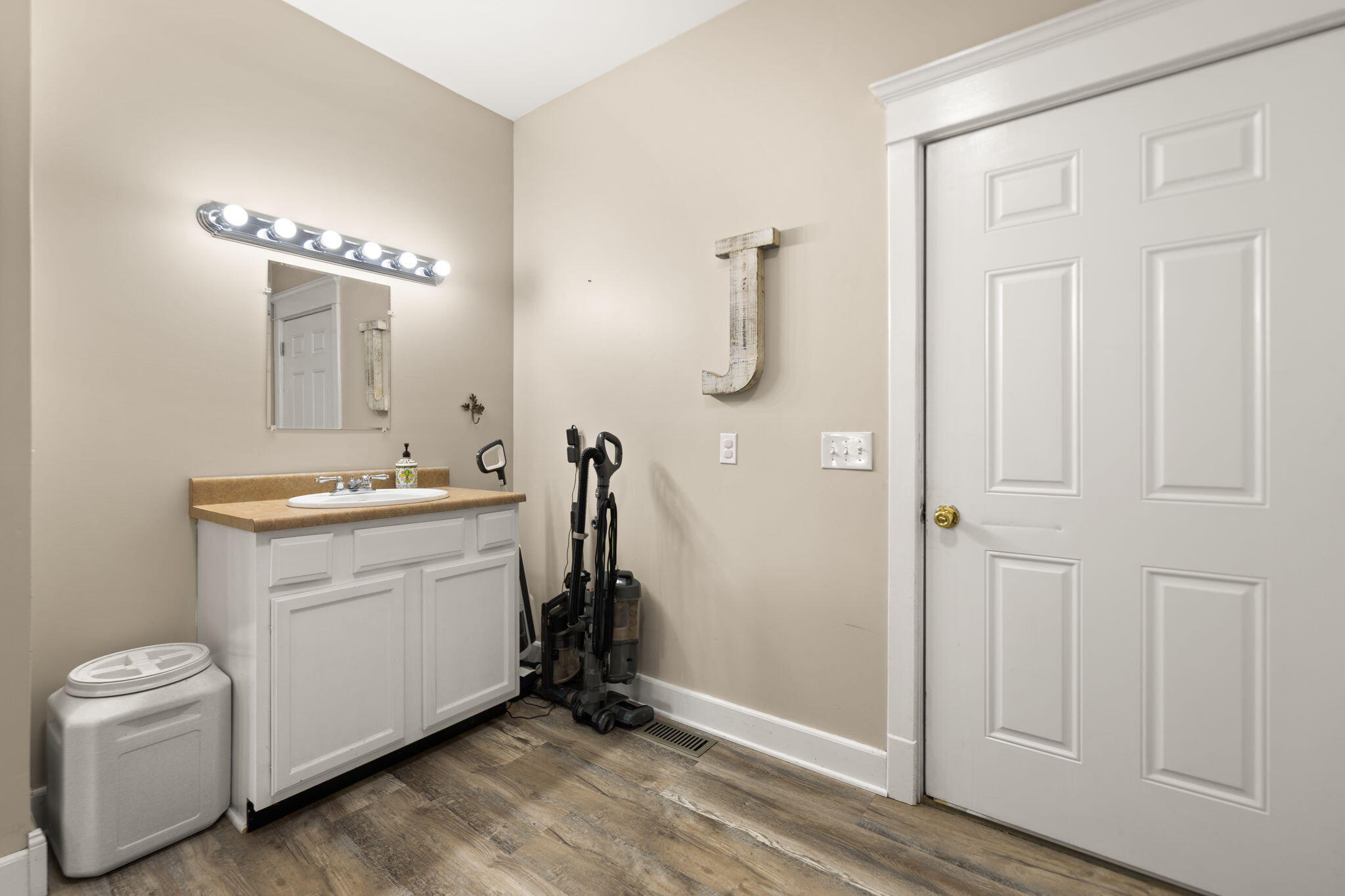 Irvine, Kentucky 40336, United States, 4 Bedrooms Bedrooms, ,4 BathroomsBathrooms,Residential,Pending,173322