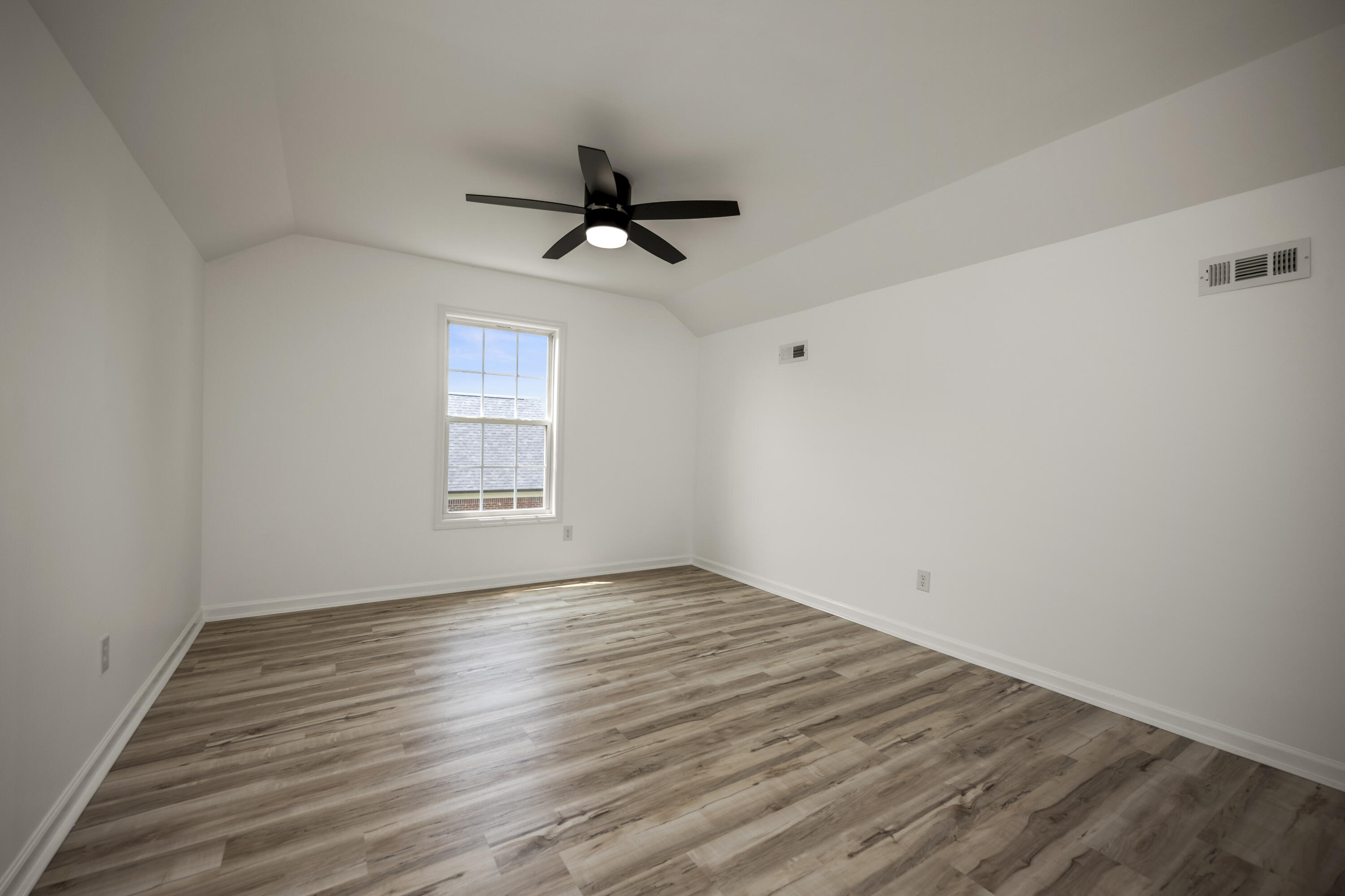 Richmond, Kentucky 40475, United States, 5 Bedrooms Bedrooms, ,3 BathroomsBathrooms,Residential,Active,150783