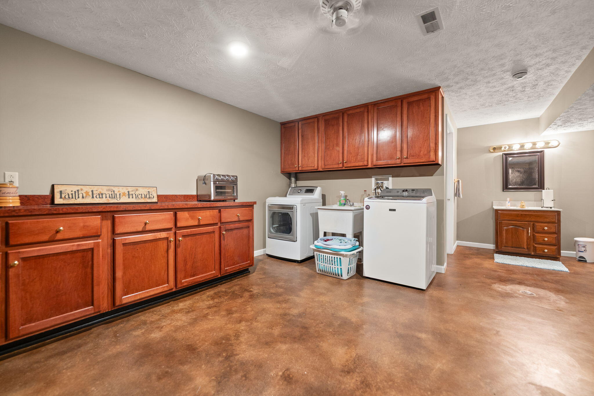 Somerset, Kentucky, 42503, United States, 4 Bedrooms Bedrooms, ,5 BathroomsBathrooms,Residential,Active,2052049