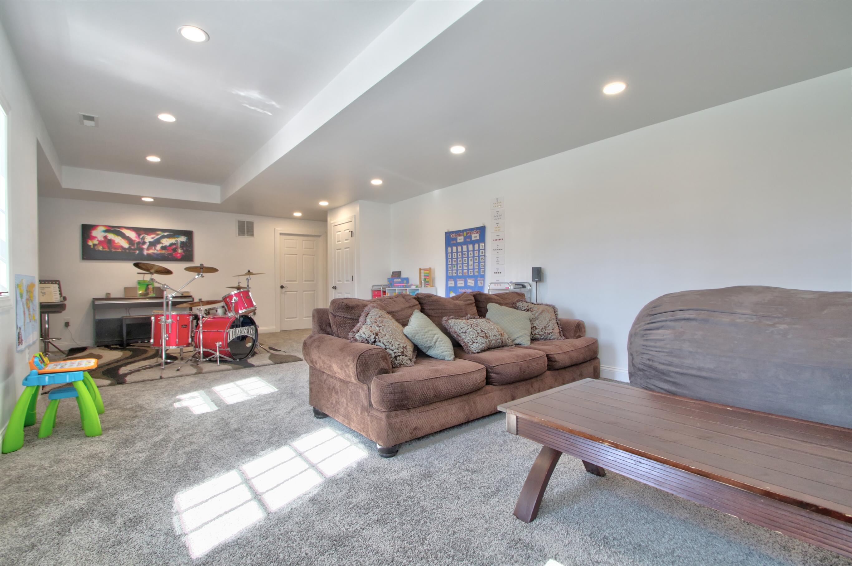 Paris, Kentucky 40361, United States, 4 Bedrooms Bedrooms, ,4 BathroomsBathrooms,Residential,Active,91909