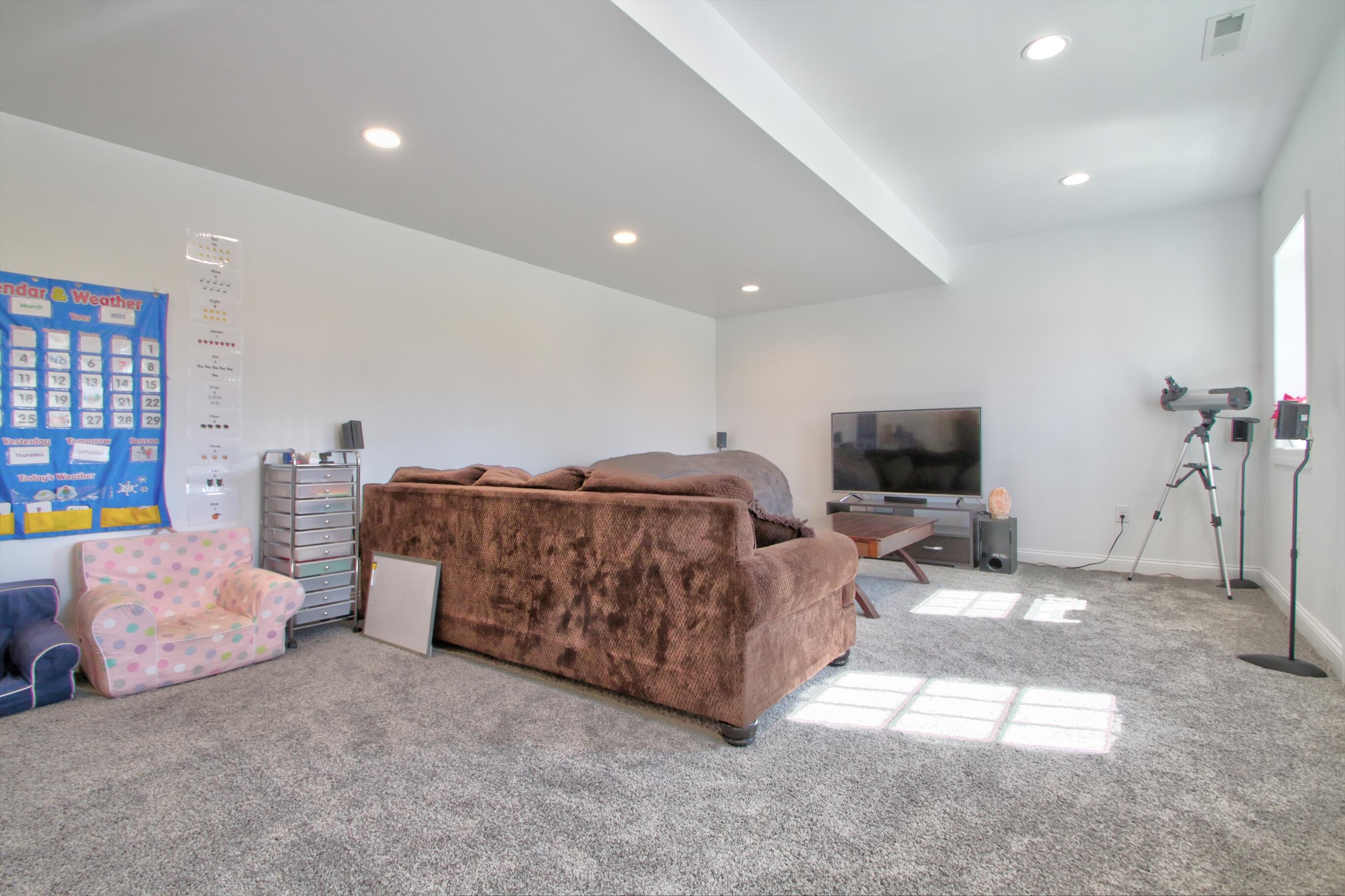 Paris, Kentucky 40361, United States, 4 Bedrooms Bedrooms, ,4 BathroomsBathrooms,Residential,Active,91909