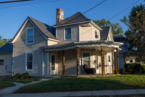 Photo of 401 Maple Street, Georgetown, KY 40324 (MLS # 25018548)
