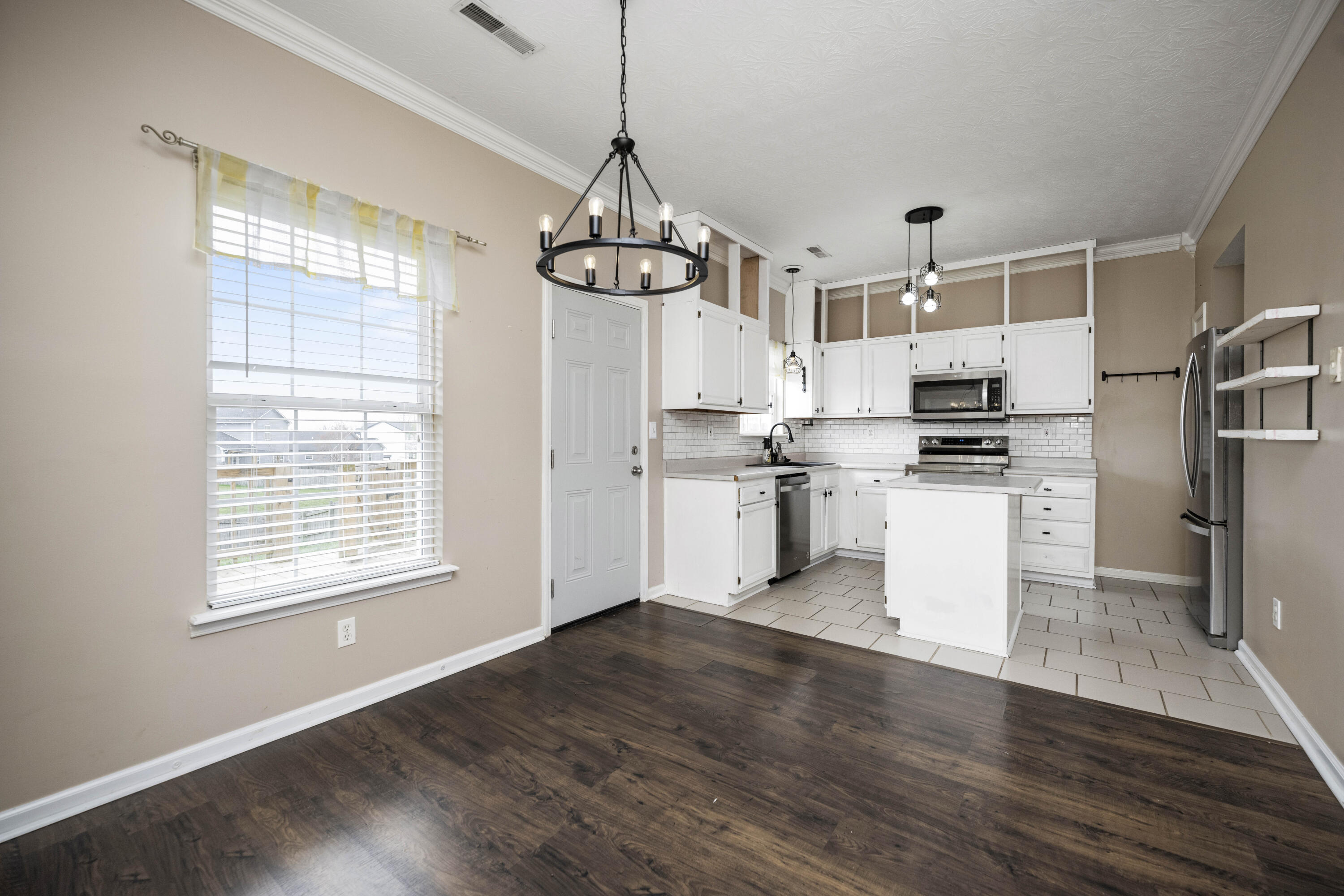 Richmond, Kentucky 40475, United States, 3 Bedrooms Bedrooms, ,3 BathroomsBathrooms,Residential,Active,97687