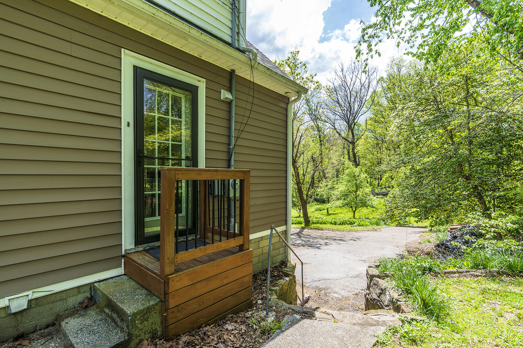 Berea, Kentucky 40403, United States, 4 Bedrooms Bedrooms, ,3 BathroomsBathrooms,Residential,Contingent,115744