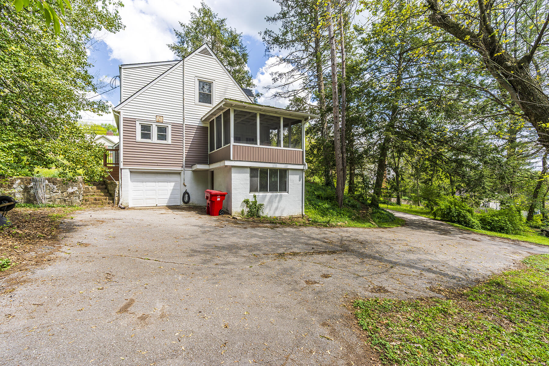 Berea, Kentucky 40403, United States, 4 Bedrooms Bedrooms, ,3 BathroomsBathrooms,Residential,Contingent,115744