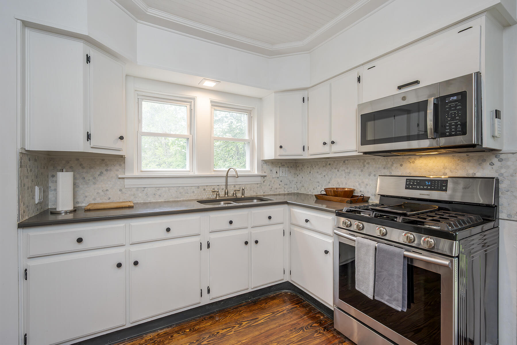 Berea, Kentucky 40403, United States, 4 Bedrooms Bedrooms, ,3 BathroomsBathrooms,Residential,Contingent,115744