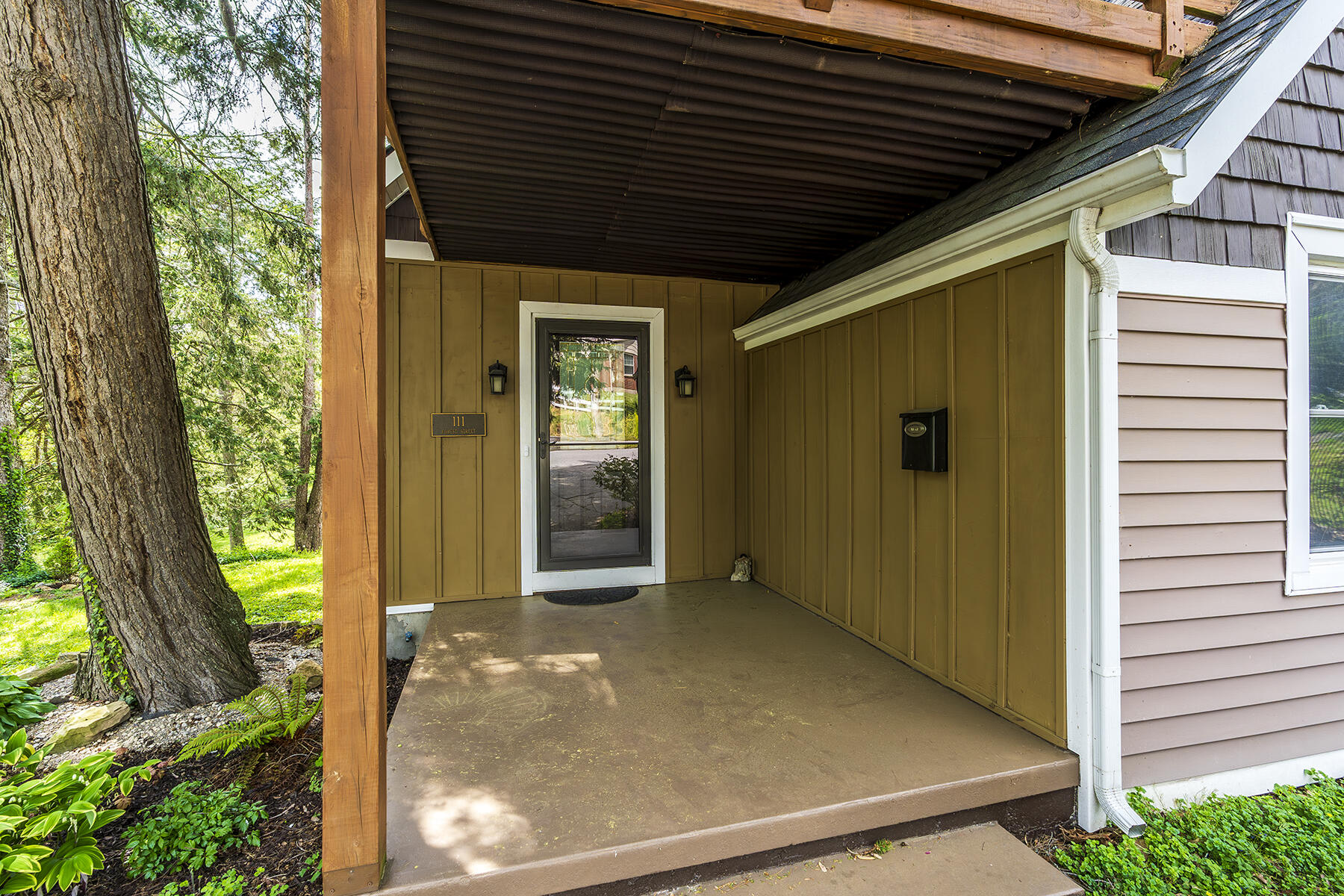 Berea, Kentucky 40403, United States, 4 Bedrooms Bedrooms, ,3 BathroomsBathrooms,Residential,Contingent,115744