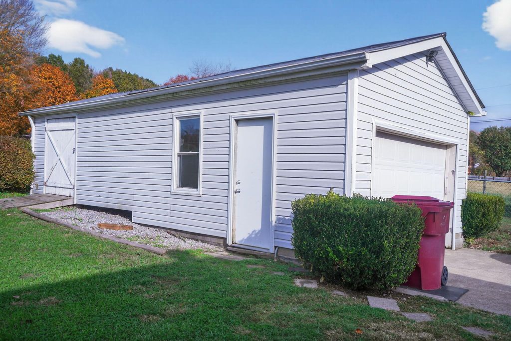 Photo of 524 E Barker Lane, Berea, KY 40403 (MLS # 25505309)