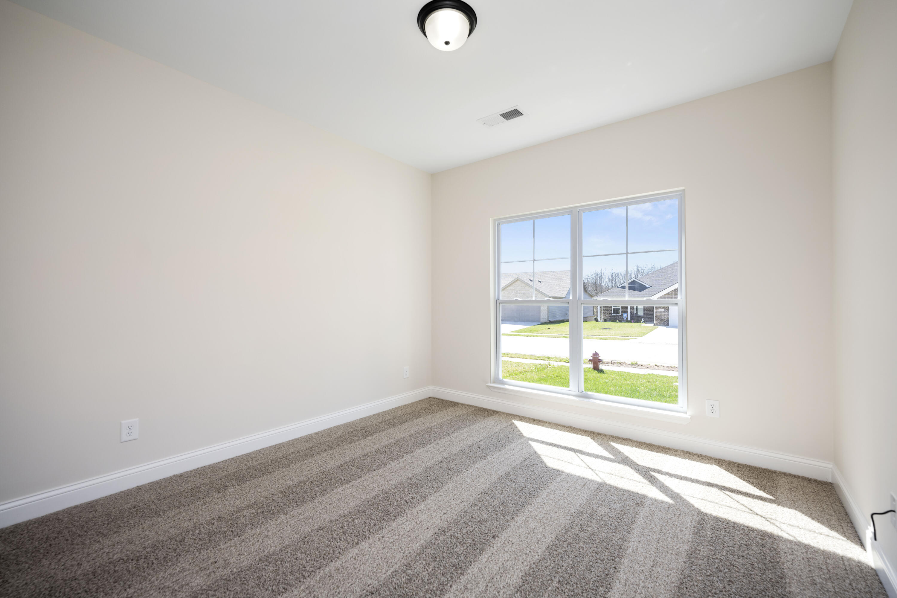 Richmond, Kentucky 40475, United States, 3 Bedrooms Bedrooms, ,2 BathroomsBathrooms,Residential,Contingent,128513