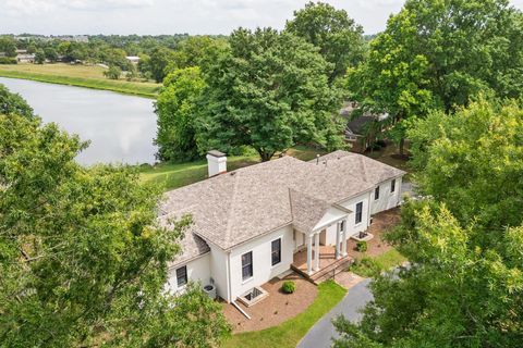 Photo of 2121 Lakeside Drive, Lexington, KY 40502 (MLS # 25504424)