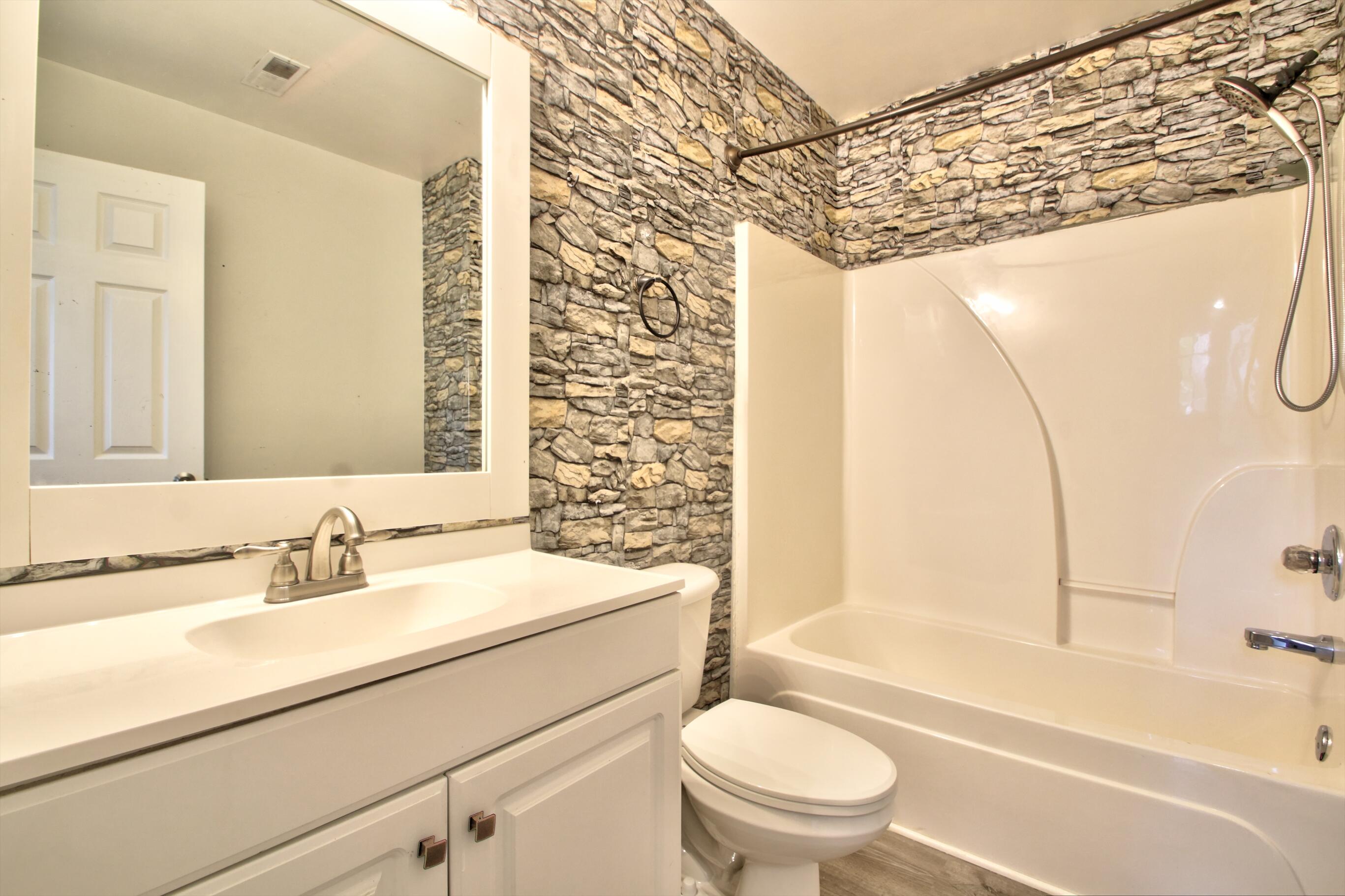 Nicholasville, Kentucky 40356, United States, 2 Bedrooms Bedrooms, ,2 BathroomsBathrooms,Residential,Contingent,128809