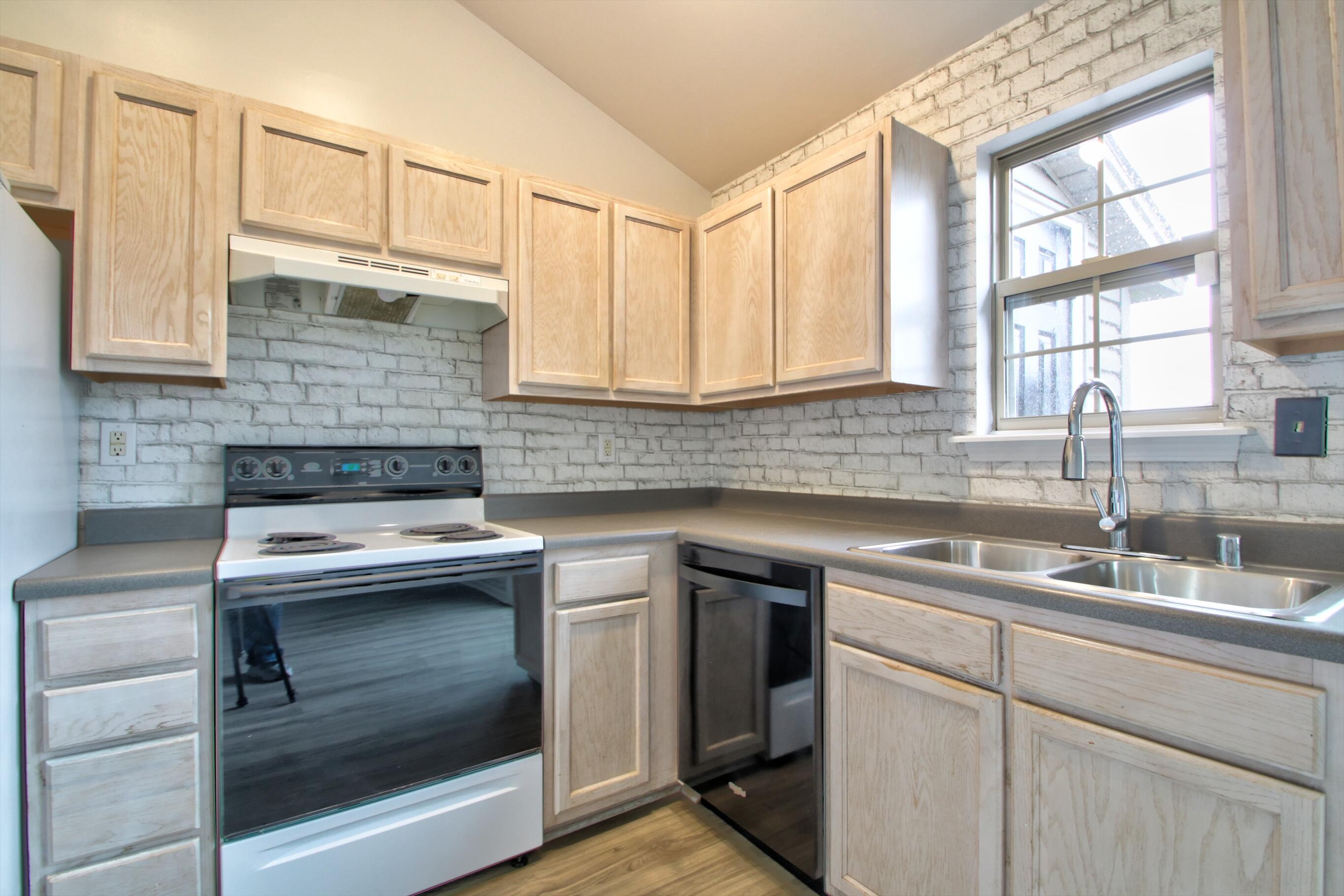 Nicholasville, Kentucky 40356, United States, 2 Bedrooms Bedrooms, ,2 BathroomsBathrooms,Residential,Contingent,128809