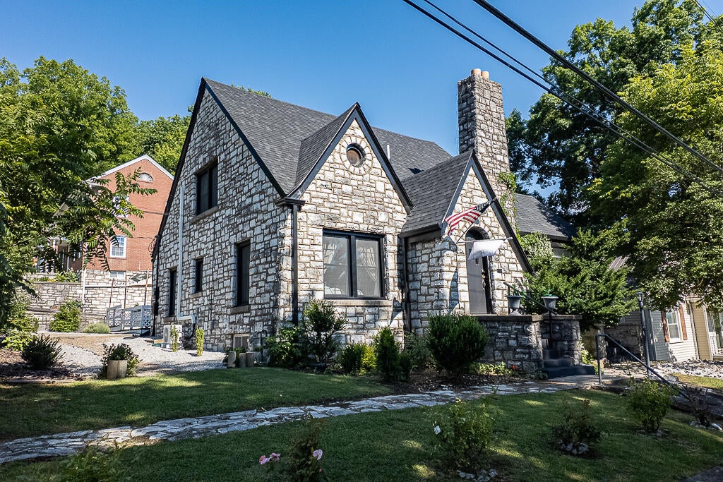 Photo 1 of 51 — 710 Woodland Avenue, Frankfort, KY 40601