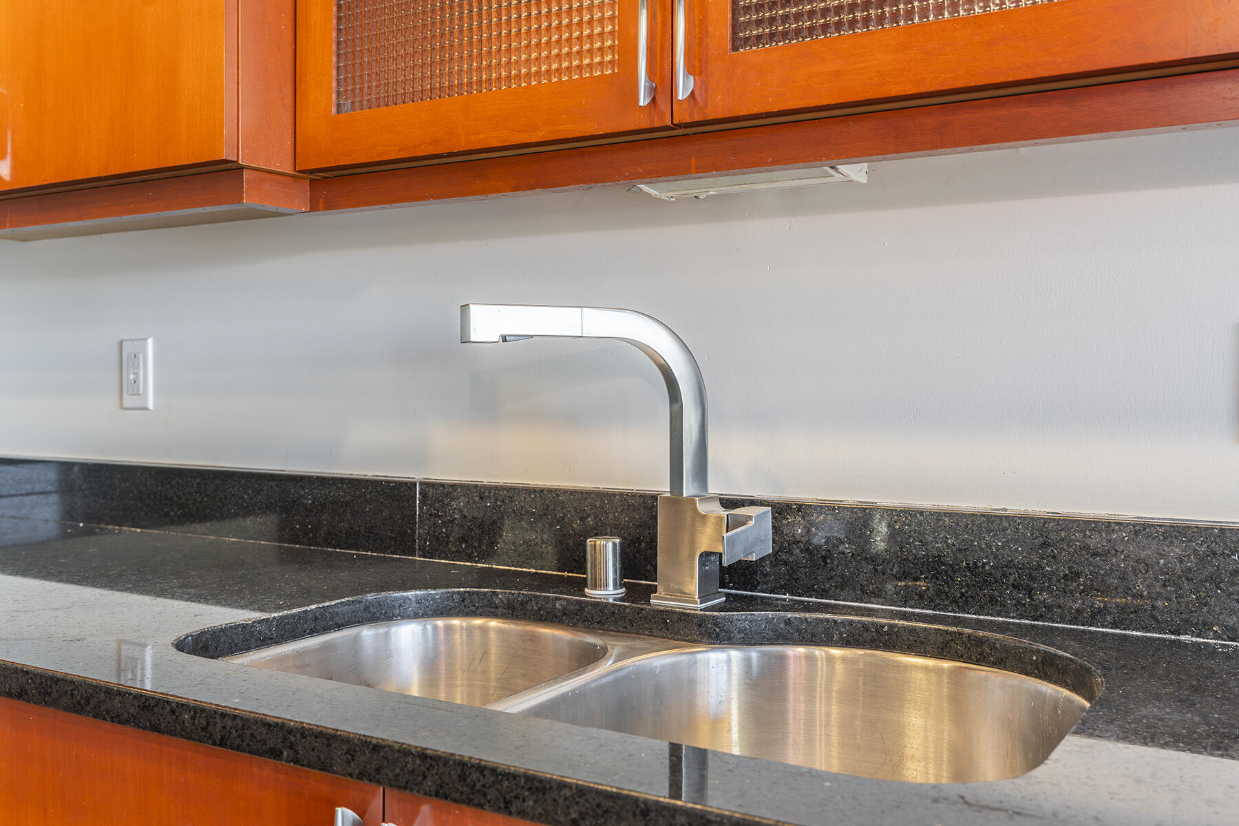 Lexington, Kentucky 40507, United States, 2 Bedrooms Bedrooms, ,2 BathroomsBathrooms,Residential,Pending,2887