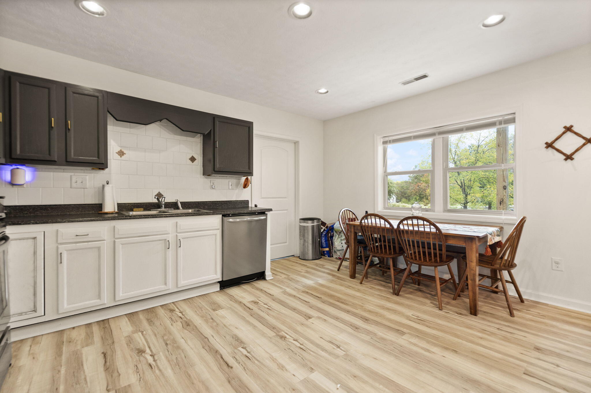 Waco, Kentucky 40385, United States, 2 Bedrooms Bedrooms, ,2 BathroomsBathrooms,Residential,Pending,216616