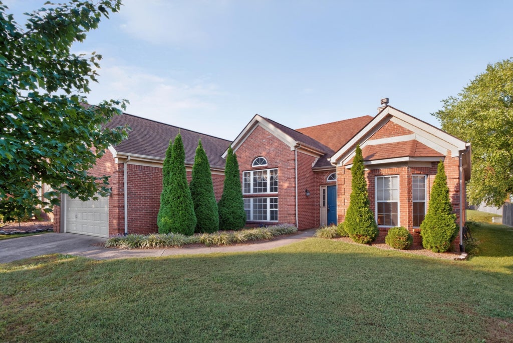 Photo of 3233 Drayton Place, Lexington, KY 40503 (MLS # 26025789)