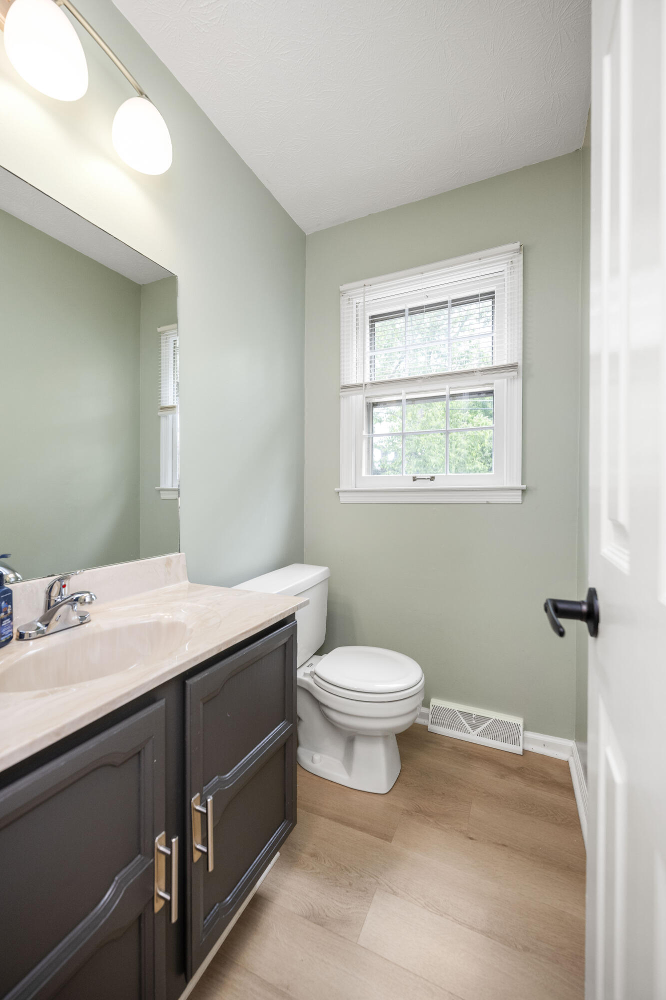 Lexington, Kentucky 40503, United States, 4 Bedrooms Bedrooms, ,3 BathroomsBathrooms,Residential,Active,131001