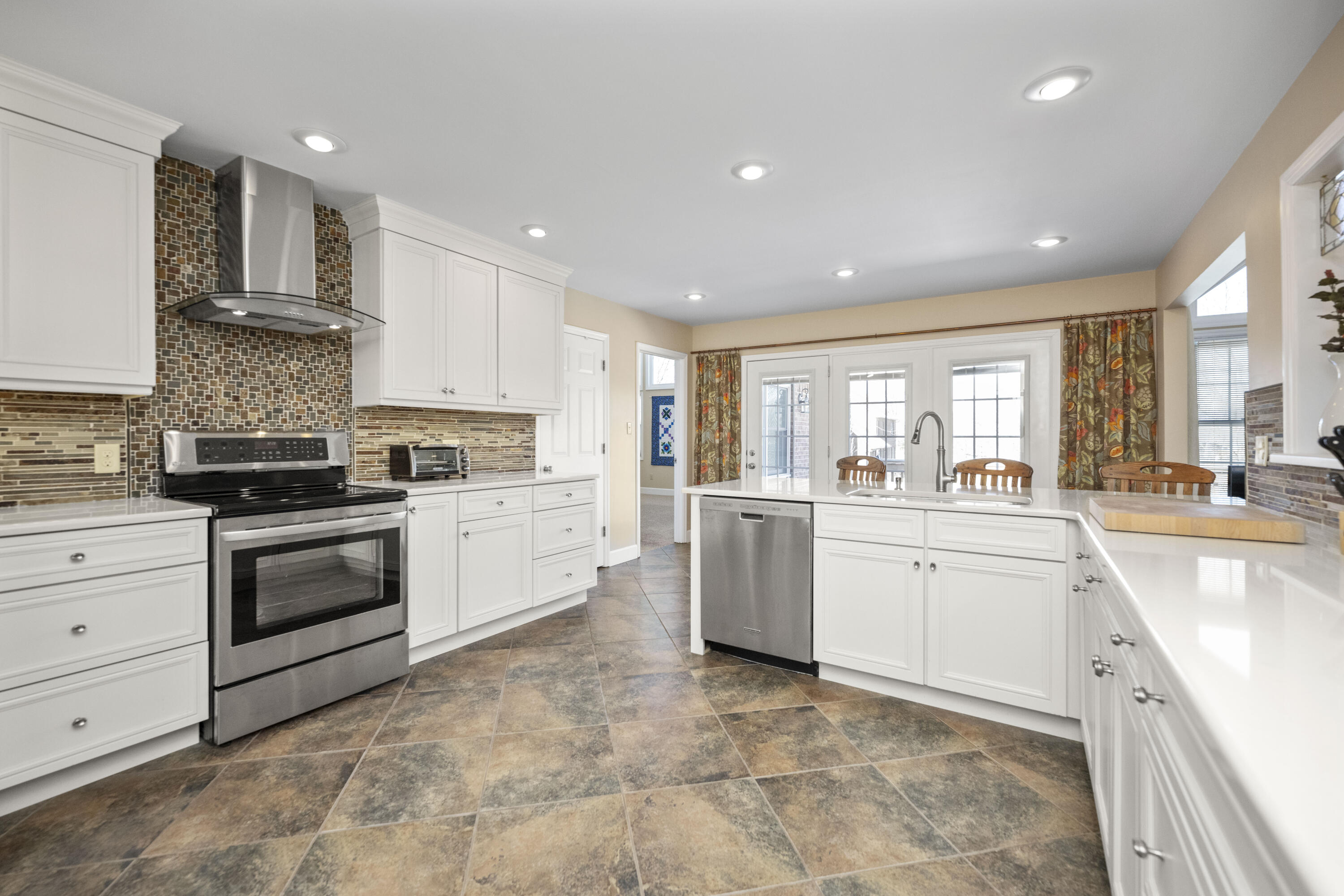 Richmond, Kentucky 40475, United States, 4 Bedrooms Bedrooms, ,3 BathroomsBathrooms,Residential,Contingent,2771