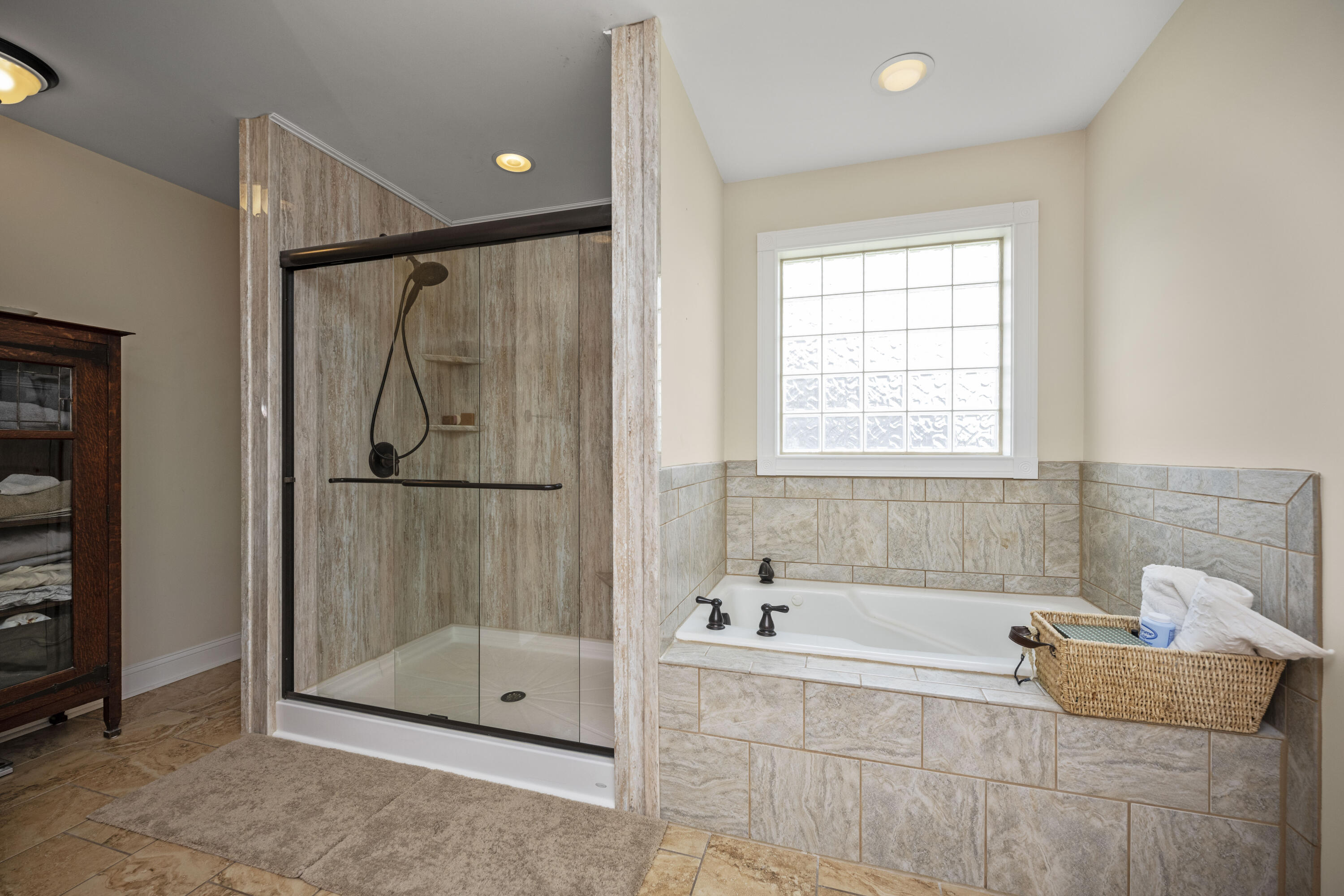 Richmond, Kentucky 40475, United States, 3 Bedrooms Bedrooms, ,3 BathroomsBathrooms,Residential,Active,153142