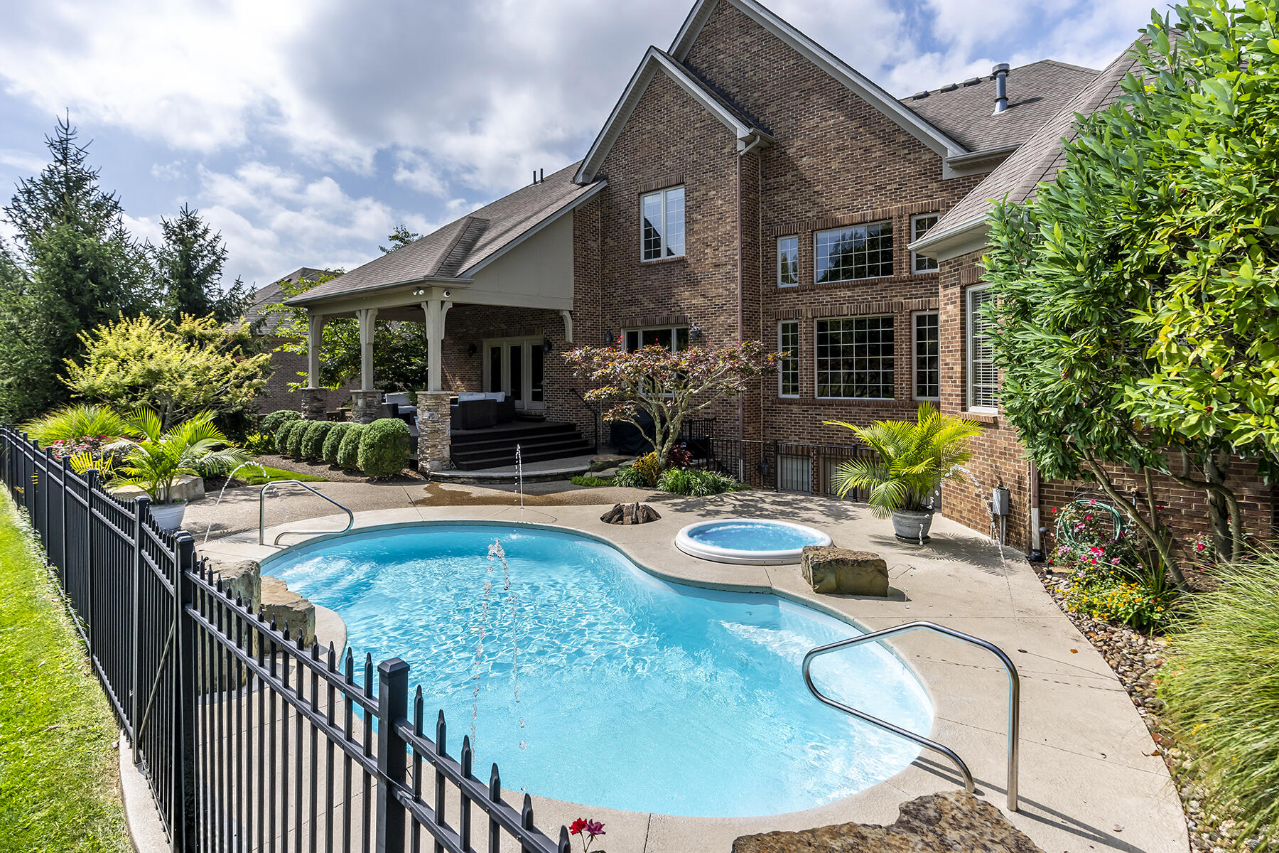 Lexington, Kentucky 40513, United States, 4 Bedrooms Bedrooms, ,5 BathroomsBathrooms,Residential,Active,85346