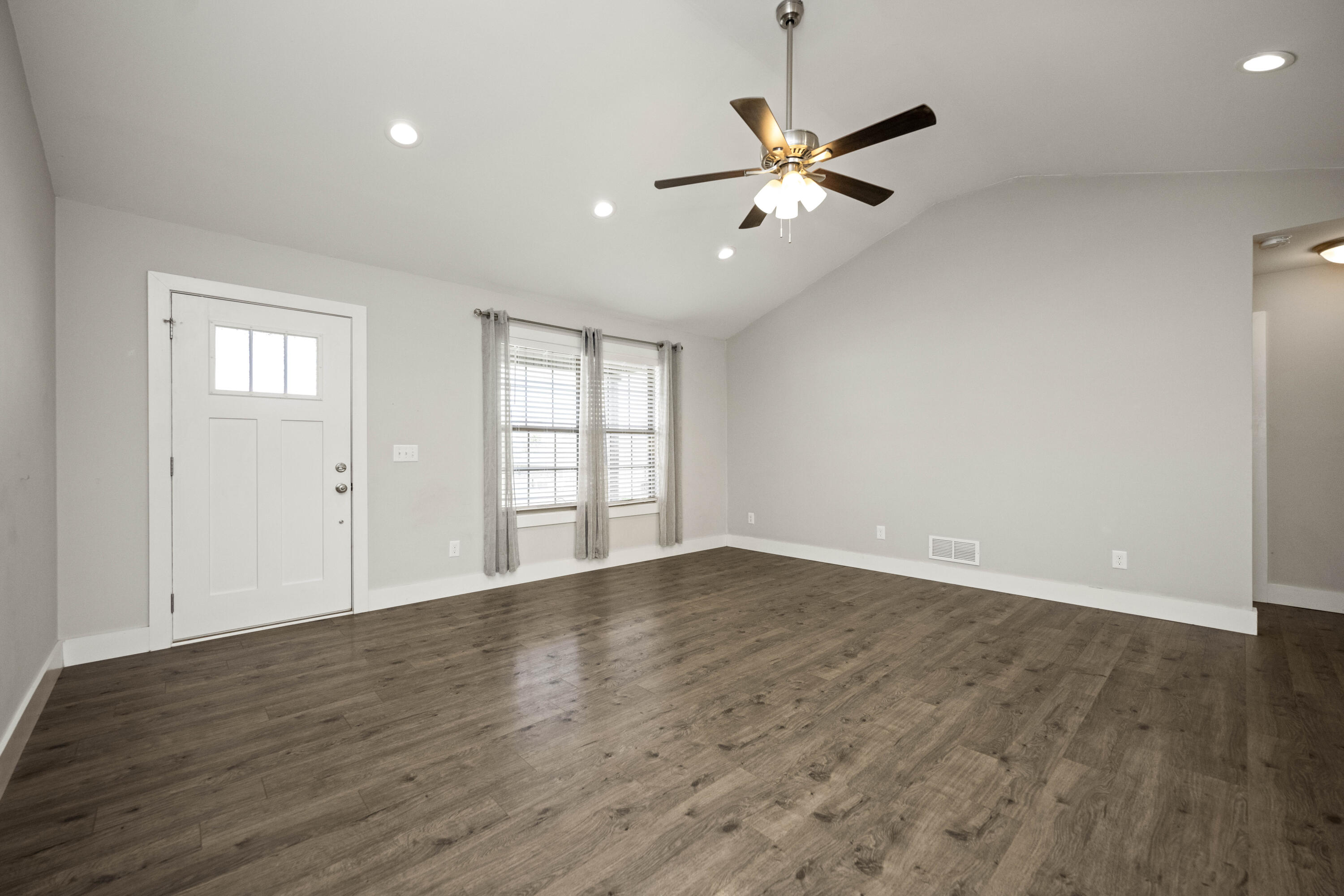 Richmond, Kentucky 40475, United States, 3 Bedrooms Bedrooms, ,2 BathroomsBathrooms,Residential,Active,36109