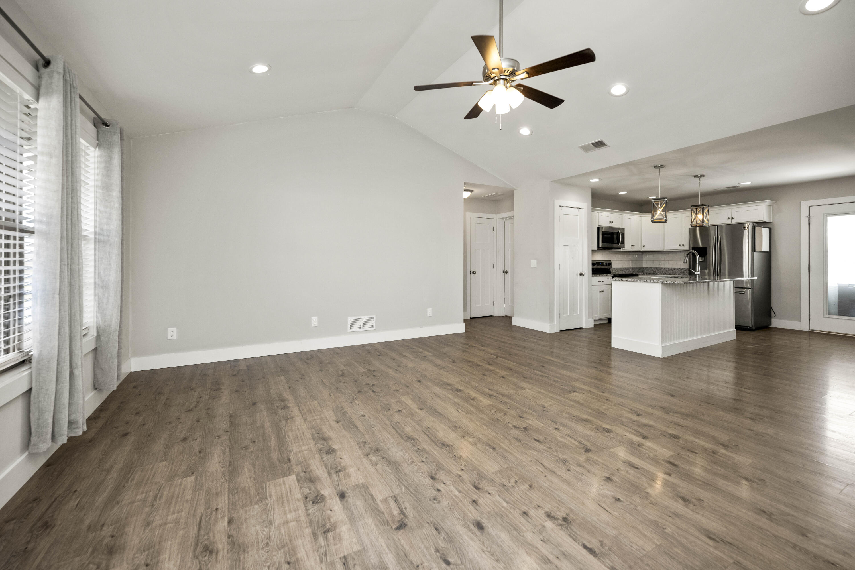 Richmond, Kentucky 40475, United States, 3 Bedrooms Bedrooms, ,2 BathroomsBathrooms,Residential,Active,36109