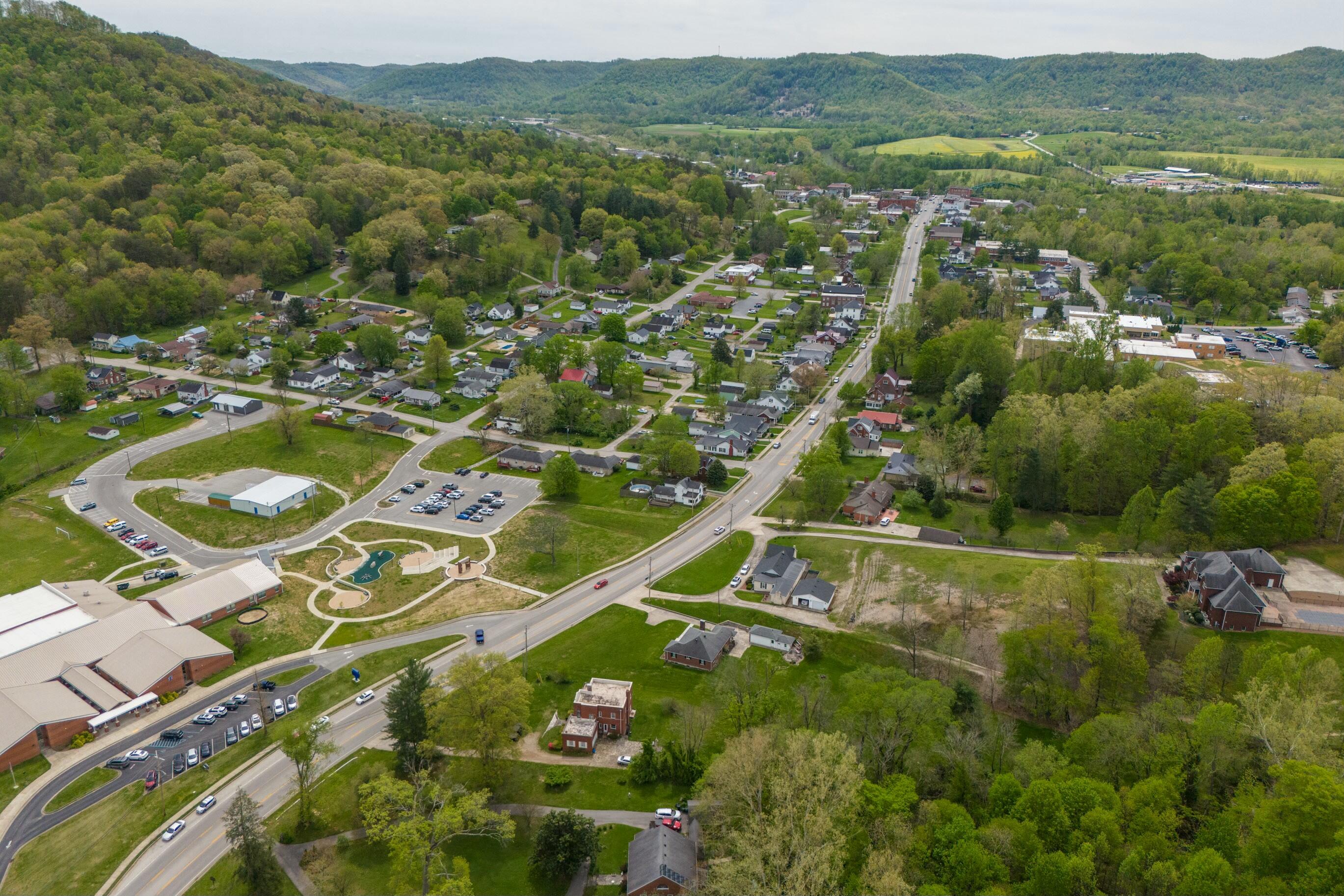 Irvine, Kentucky 40336, United States, 4 Bedrooms Bedrooms, ,2 BathroomsBathrooms,Residential,Pending,115036