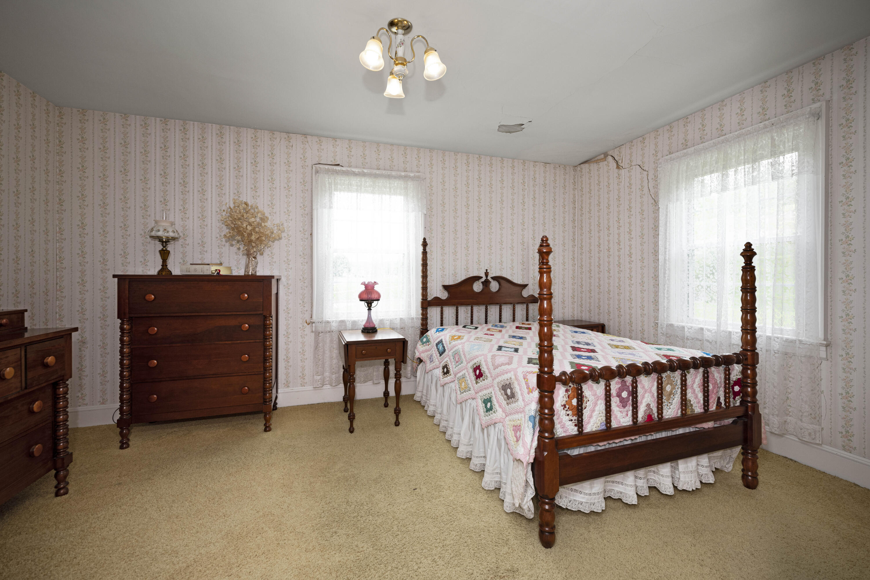 Irvine, Kentucky 40336, United States, 4 Bedrooms Bedrooms, ,2 BathroomsBathrooms,Residential,Pending,115036