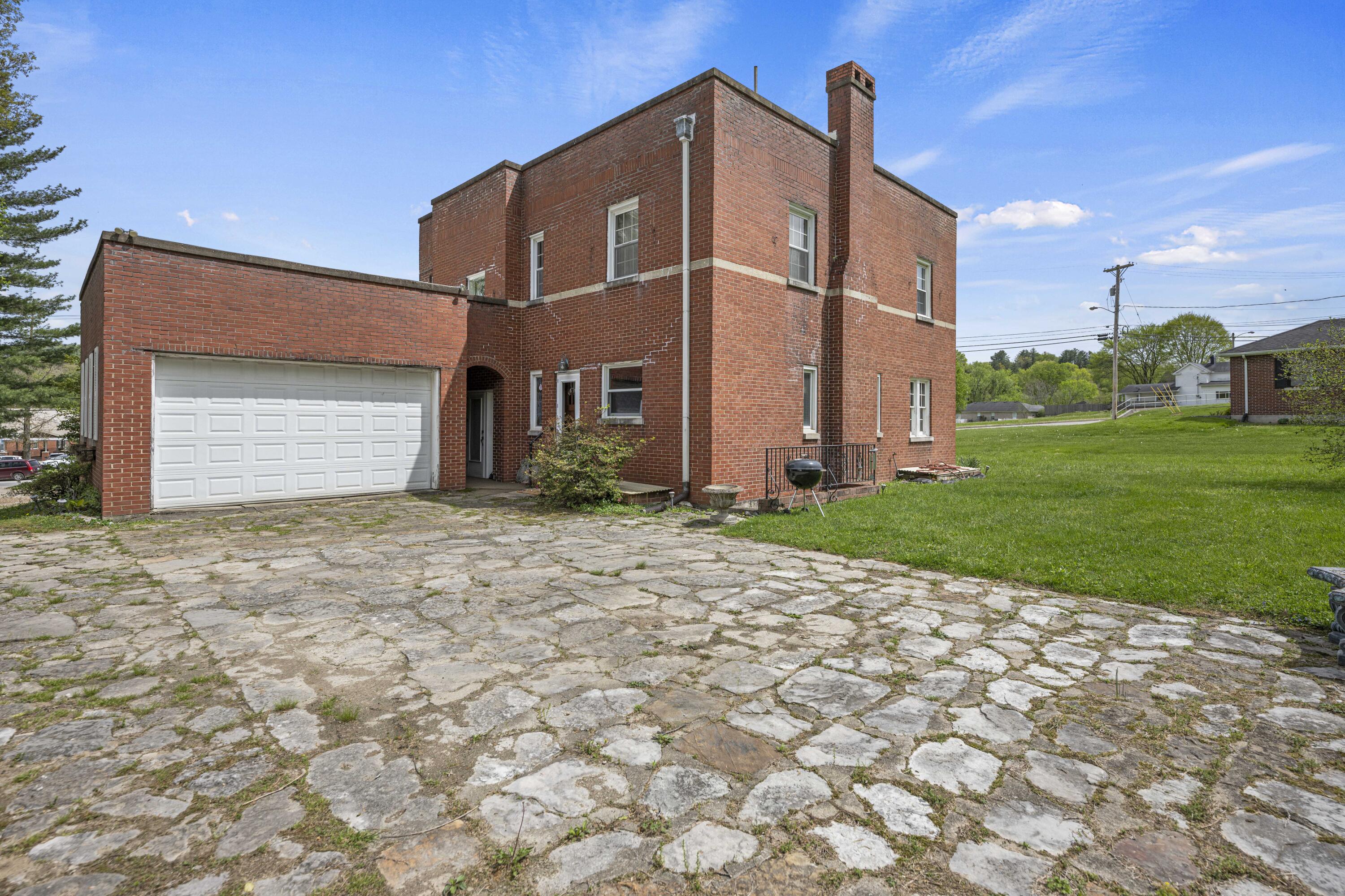 Irvine, Kentucky 40336, United States, 4 Bedrooms Bedrooms, ,2 BathroomsBathrooms,Residential,Pending,115036