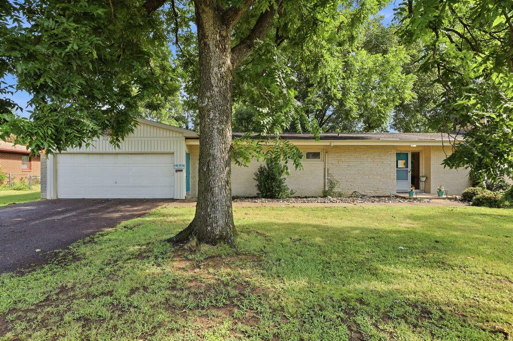 Photo of 1502 Story Avenue, Murray, KY 42071 (MLS # 26020328)