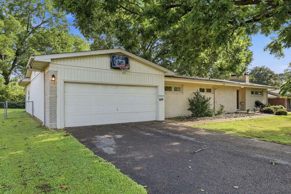 Photo of 1502 Story Avenue, Murray, KY 42071 (MLS # 26020328)
