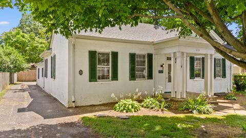 Photo of 1210 Main Street, Paris, KY 40361 (MLS # 25502909)