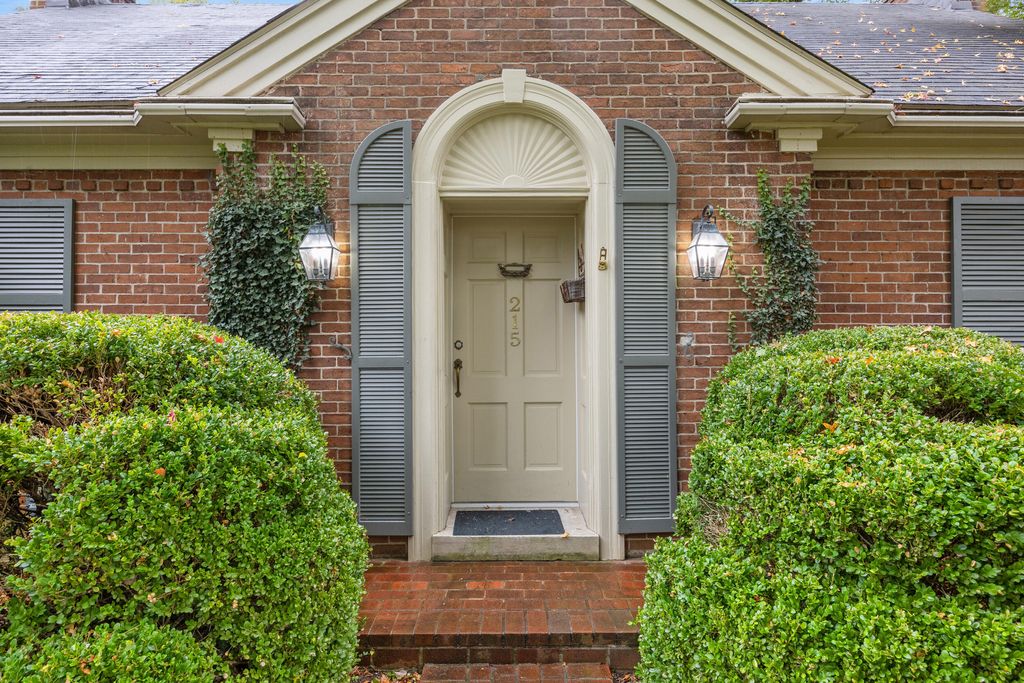 Photo of 215 Chenault Road, Lexington, KY 40502 (MLS # 25505002)