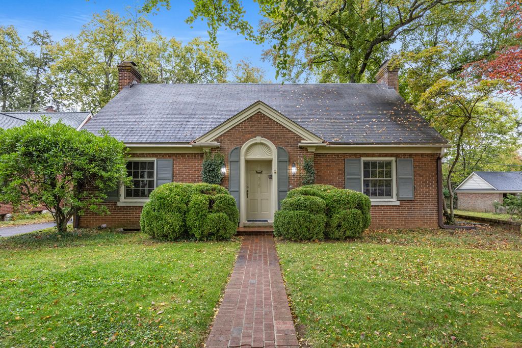 Photo of 215 Chenault Road, Lexington, KY 40502 (MLS # 25505002)