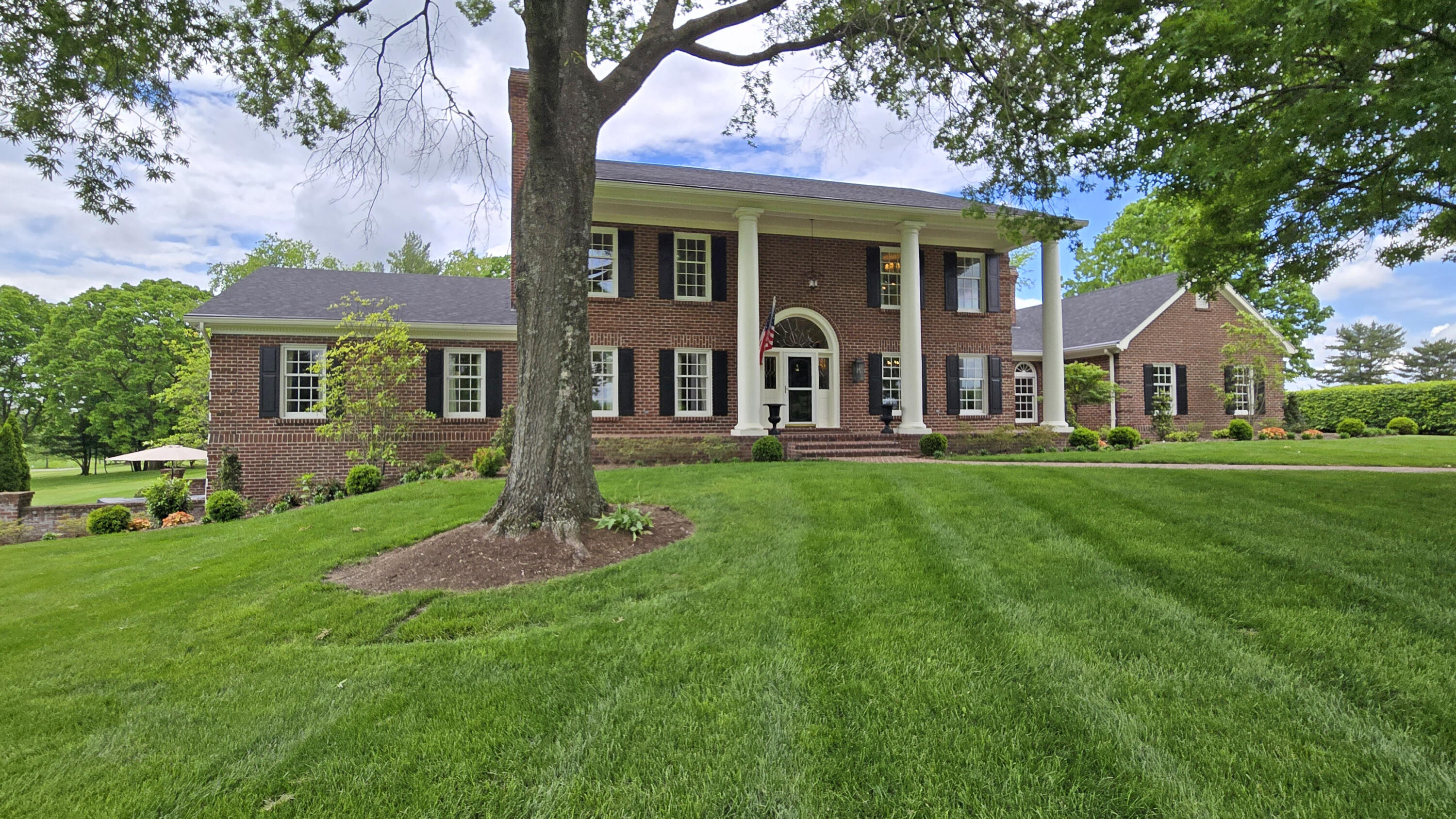 Lexington, Kentucky 40509, United States, 5 Bedrooms Bedrooms, ,6 BathroomsBathrooms,Residential,Pending,130221