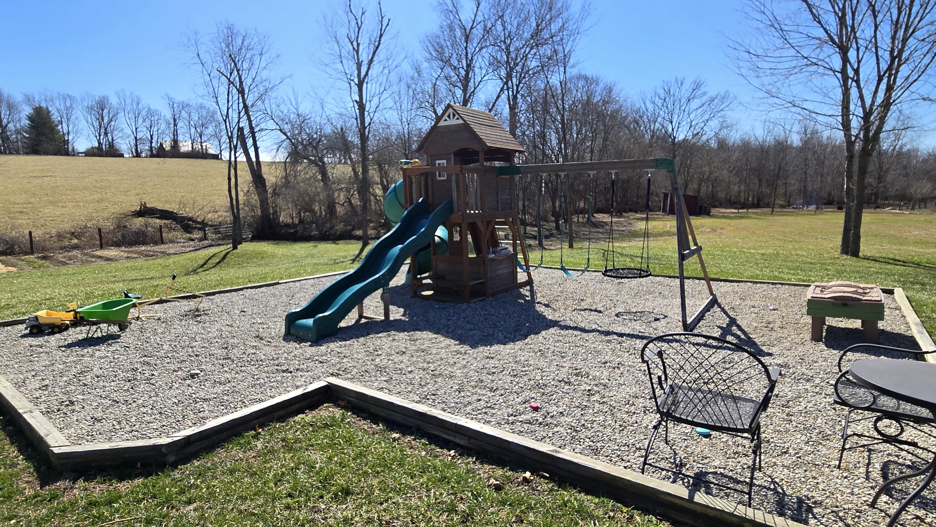 Paris, Kentucky 40361, United States, 4 Bedrooms Bedrooms, ,4 BathroomsBathrooms,Residential,Active,91944