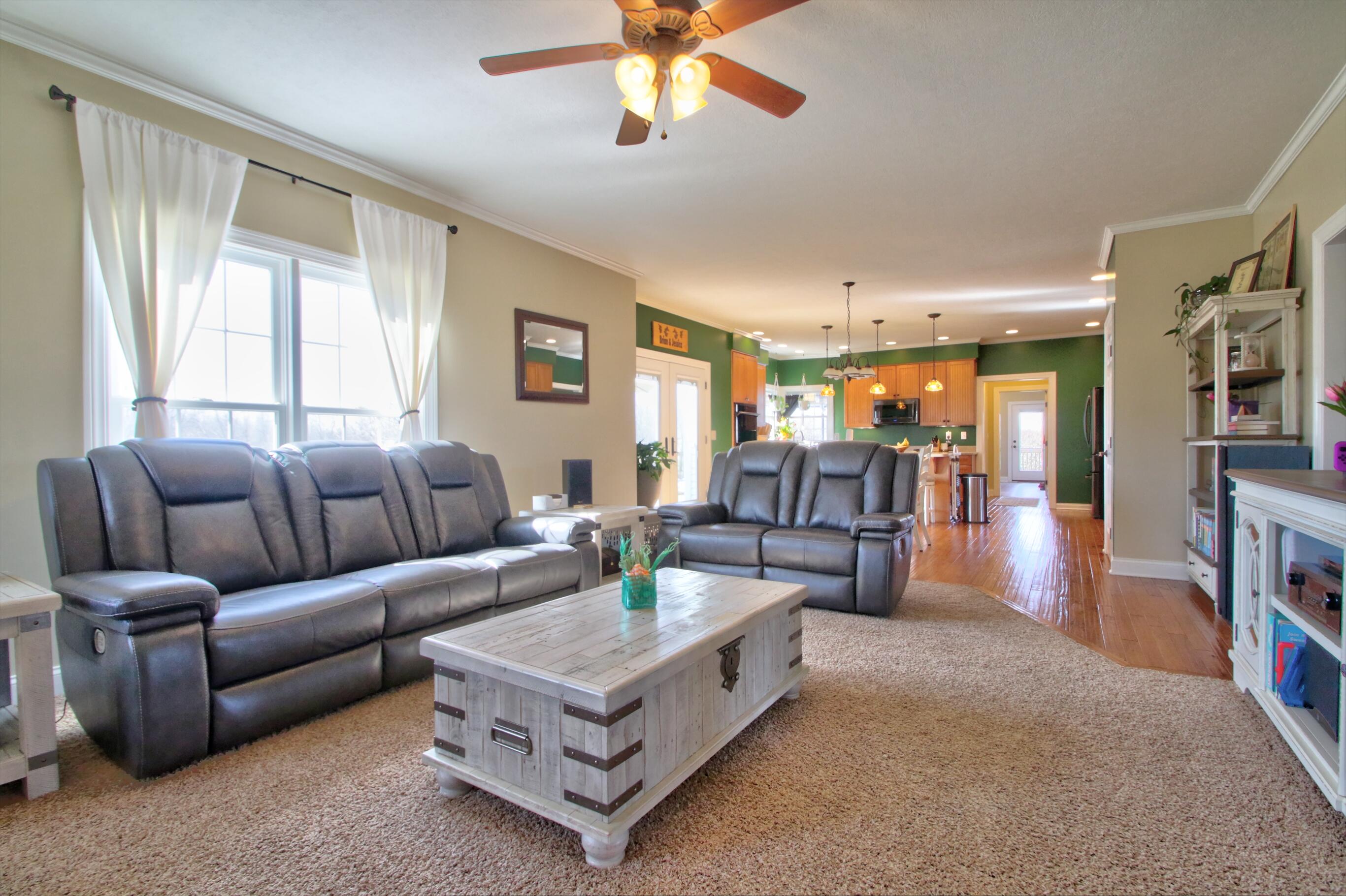 Paris, Kentucky 40361, United States, 4 Bedrooms Bedrooms, ,4 BathroomsBathrooms,Residential,Active,91944