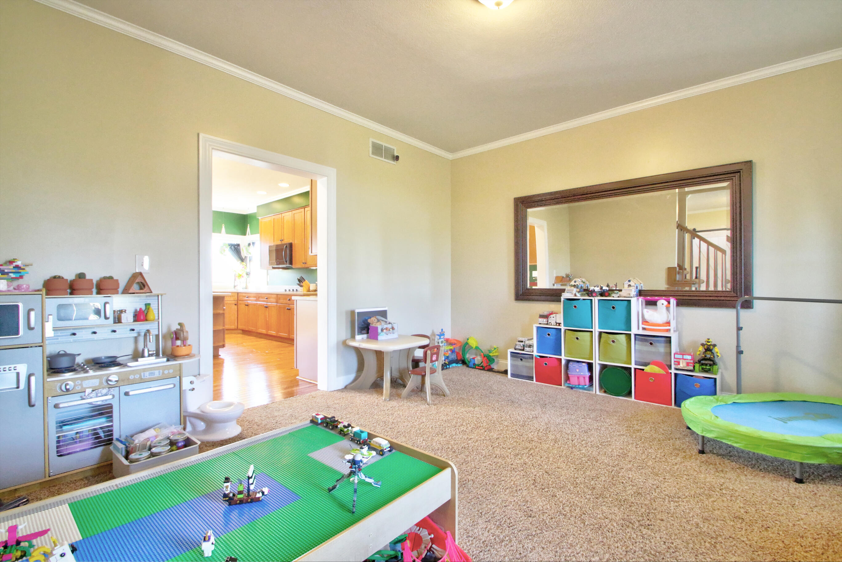 Paris, Kentucky 40361, United States, 4 Bedrooms Bedrooms, ,4 BathroomsBathrooms,Residential,Active,91944