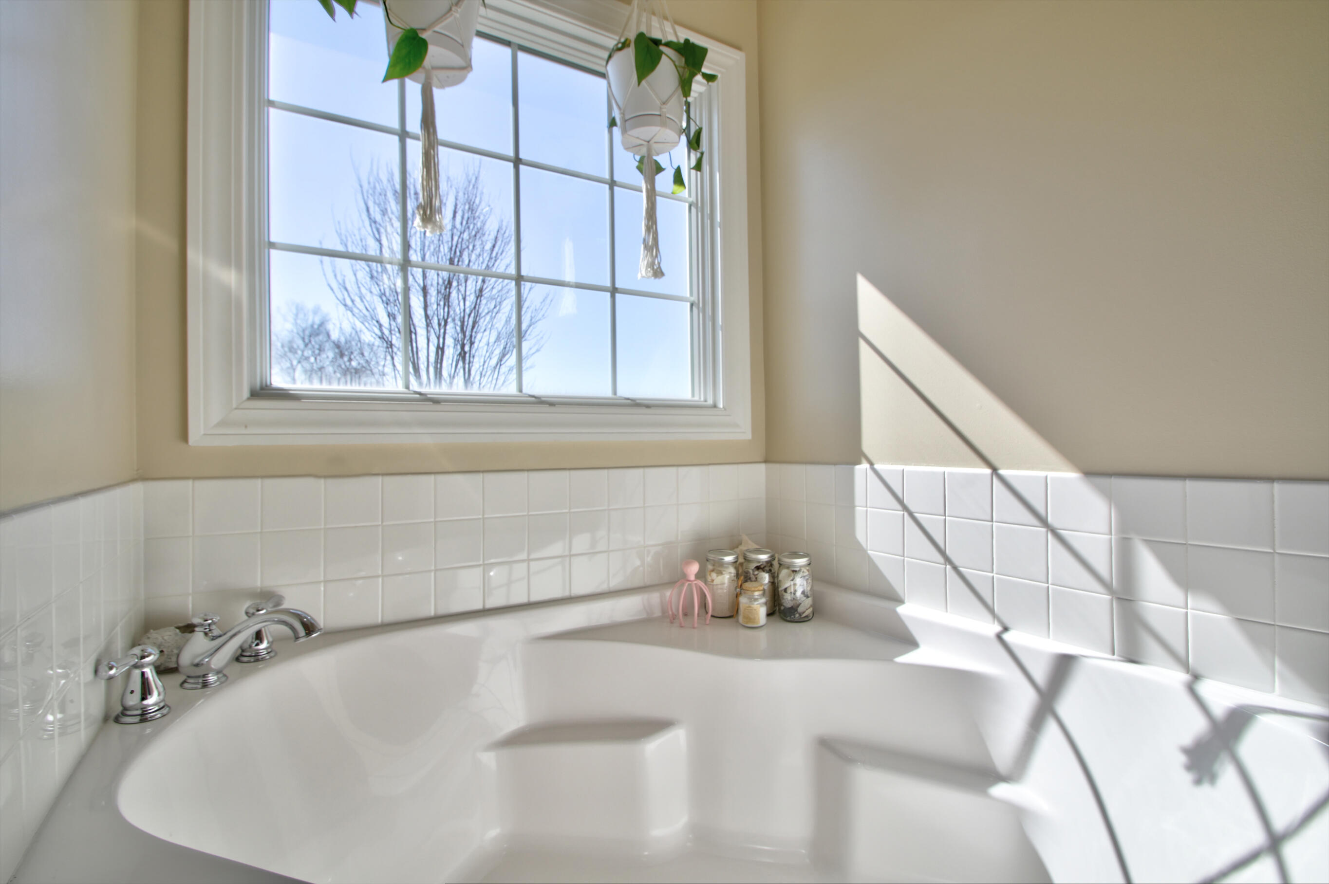 Paris, Kentucky 40361, United States, 4 Bedrooms Bedrooms, ,4 BathroomsBathrooms,Residential,Active,91944