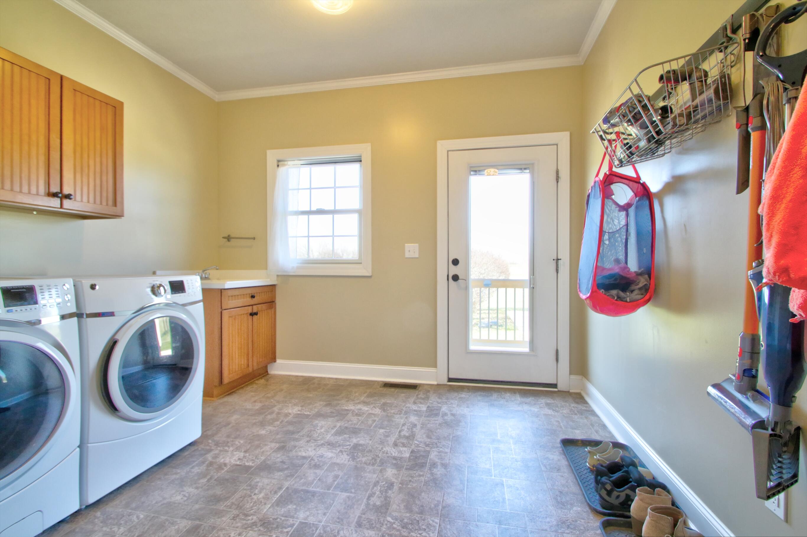 Paris, Kentucky 40361, United States, 4 Bedrooms Bedrooms, ,4 BathroomsBathrooms,Residential,Active,91944