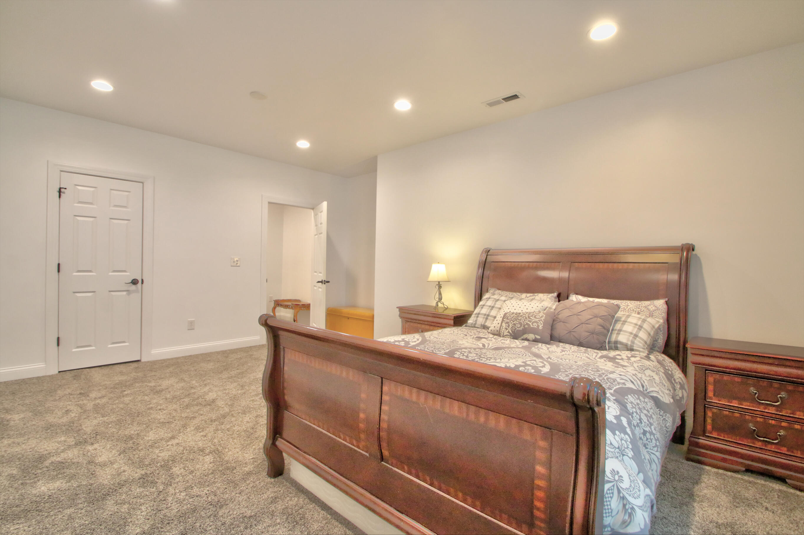 Paris, Kentucky 40361, United States, 4 Bedrooms Bedrooms, ,4 BathroomsBathrooms,Residential,Active,91944