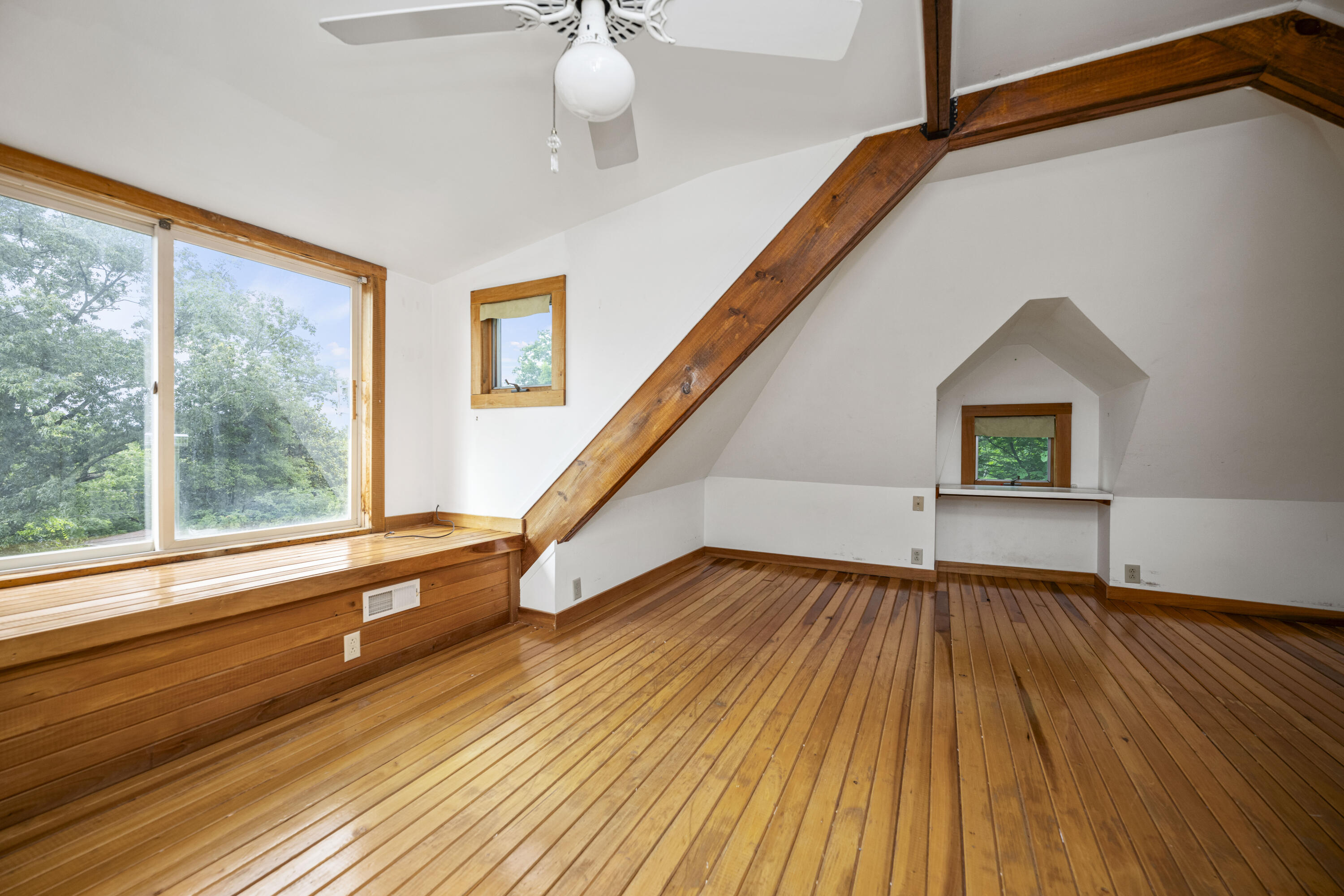 Berea, Kentucky 40403, United States, 5 Bedrooms Bedrooms, ,4 BathroomsBathrooms,Residential,Active,135834