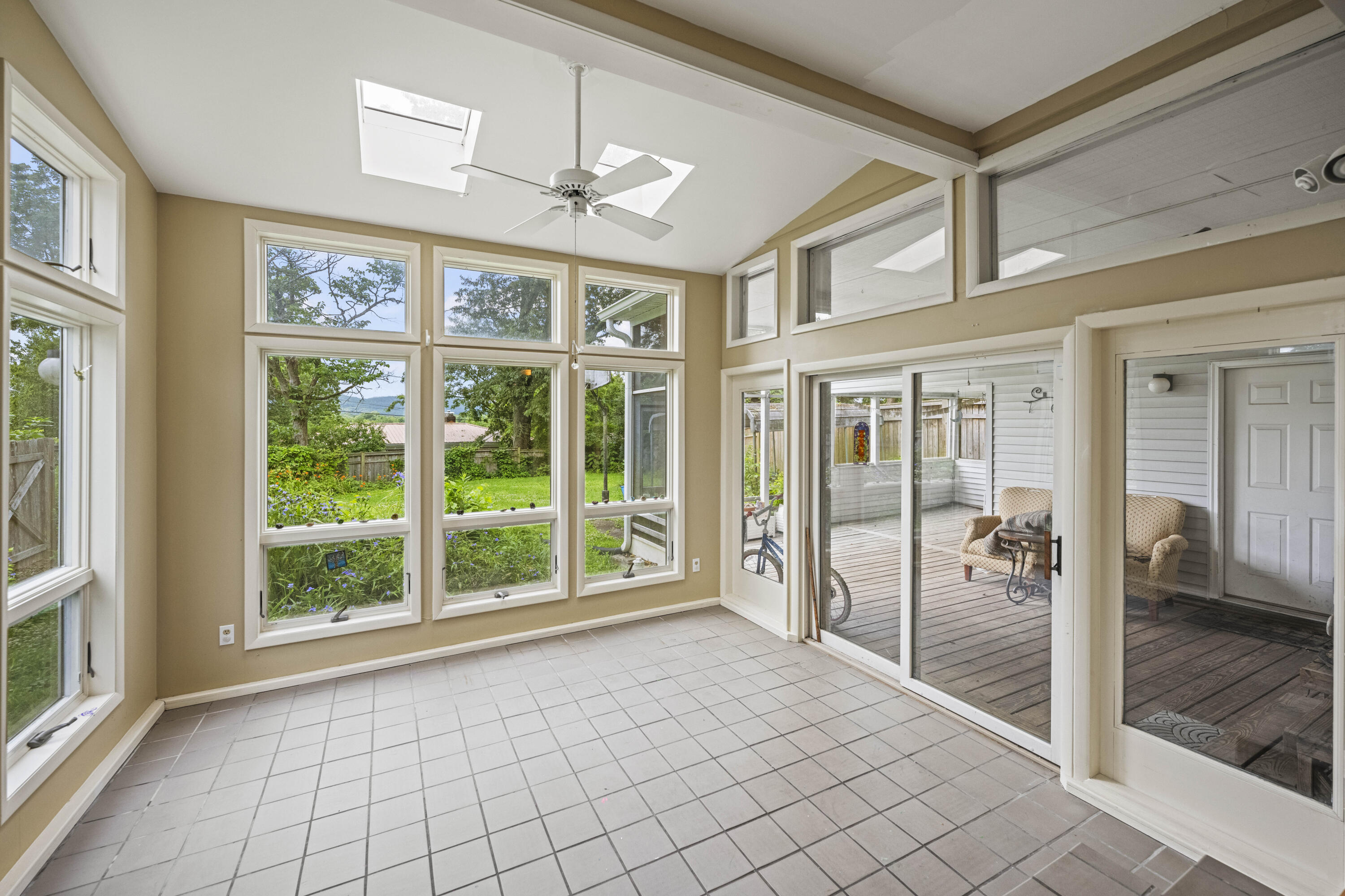 Berea, Kentucky 40403, United States, 5 Bedrooms Bedrooms, ,4 BathroomsBathrooms,Residential,Active,135834