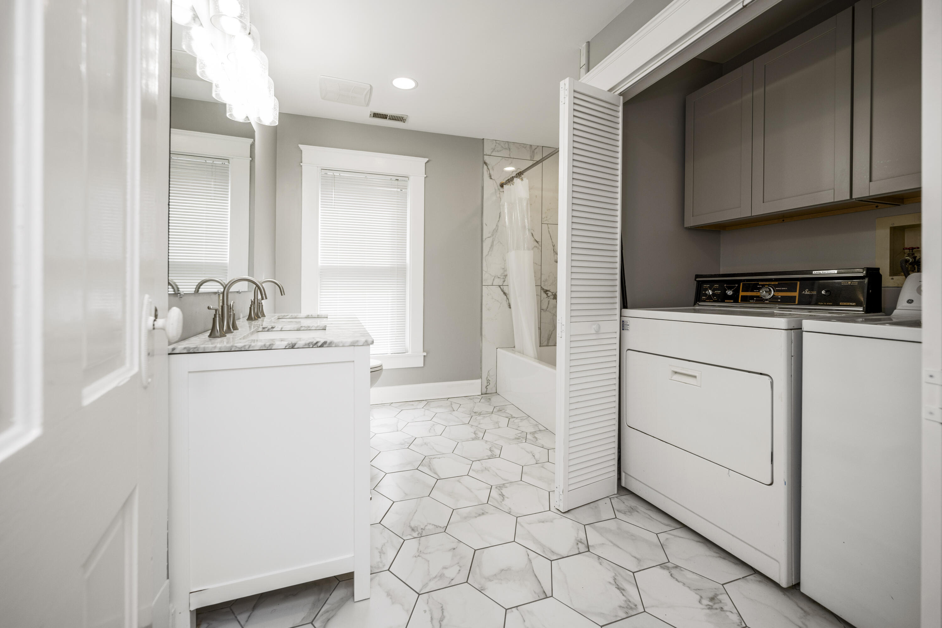 Berea, Kentucky 40403, United States, 5 Bedrooms Bedrooms, ,4 BathroomsBathrooms,Residential,Active,135834