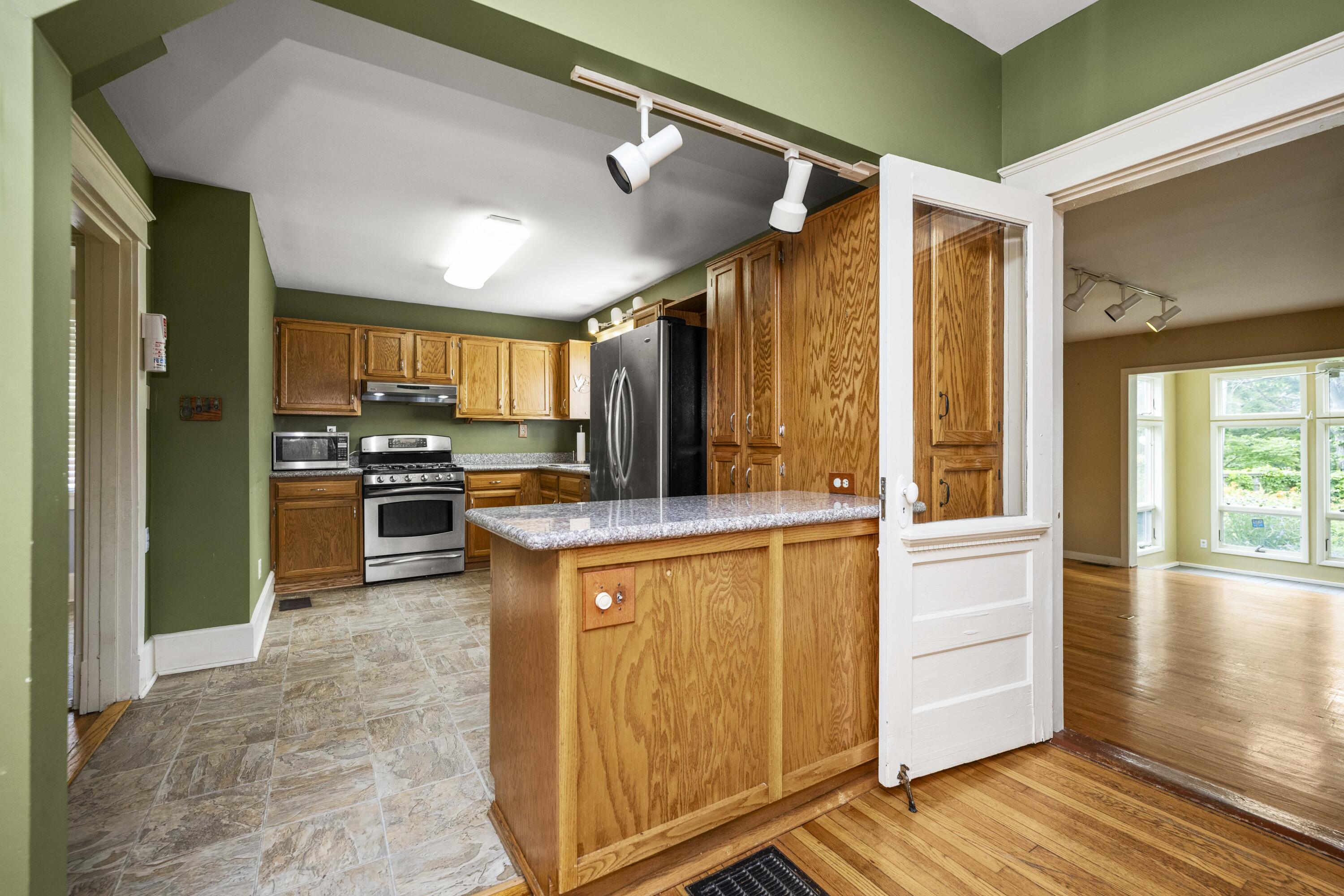 Berea, Kentucky 40403, United States, 5 Bedrooms Bedrooms, ,4 BathroomsBathrooms,Residential,Active,135834