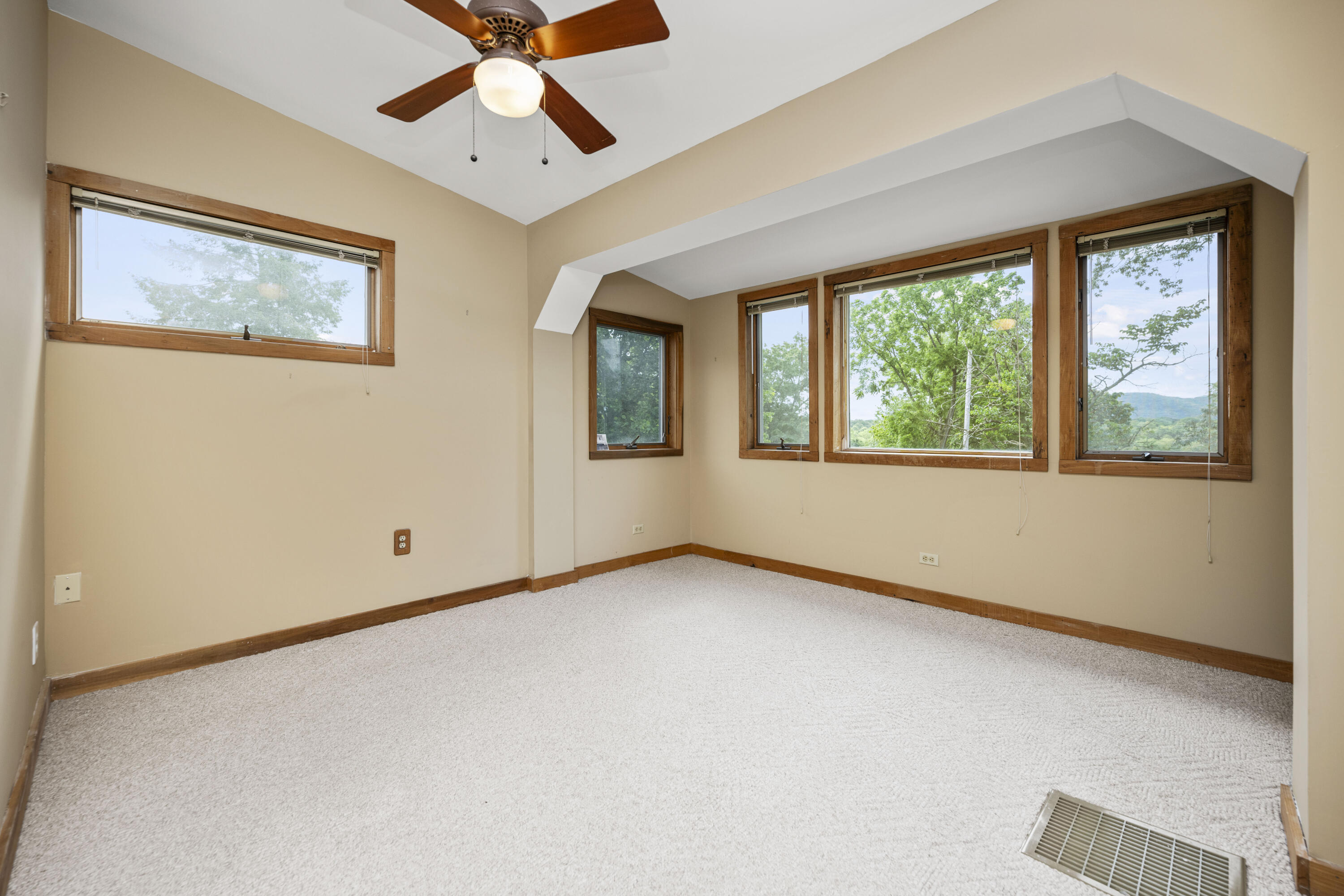 Berea, Kentucky 40403, United States, 5 Bedrooms Bedrooms, ,4 BathroomsBathrooms,Residential,Active,135834