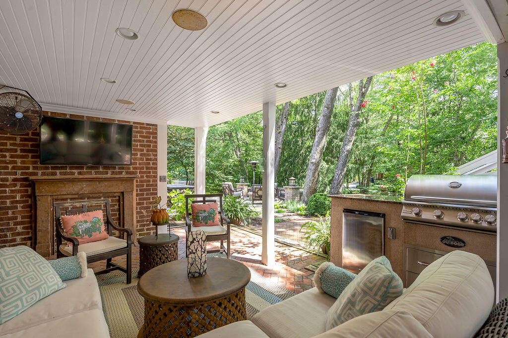 Lexington, Kentucky 40502, United States, 5 Bedrooms Bedrooms, ,5 BathroomsBathrooms,Residential,Active,227366