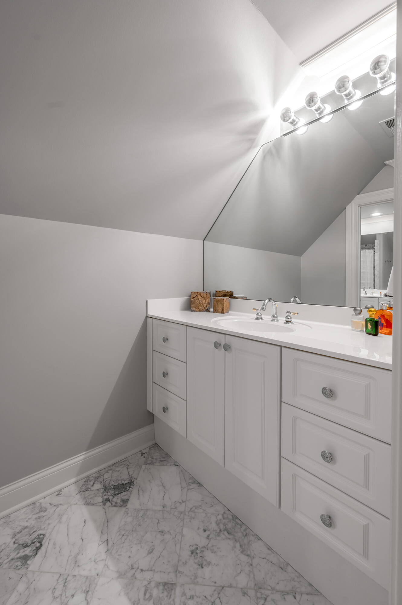 Lexington, Kentucky 40502, United States, 5 Bedrooms Bedrooms, ,5 BathroomsBathrooms,Residential,Active,227366